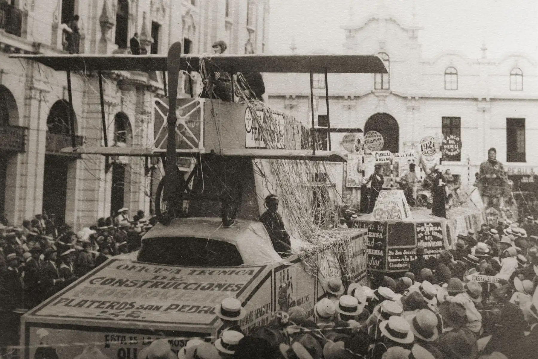 Históricas imágenes que muestran las calles de Lima, en celebraciones de carnavales, en el año 1928.
Foto: Biblioteca y archivo histórico Municipal de Lima