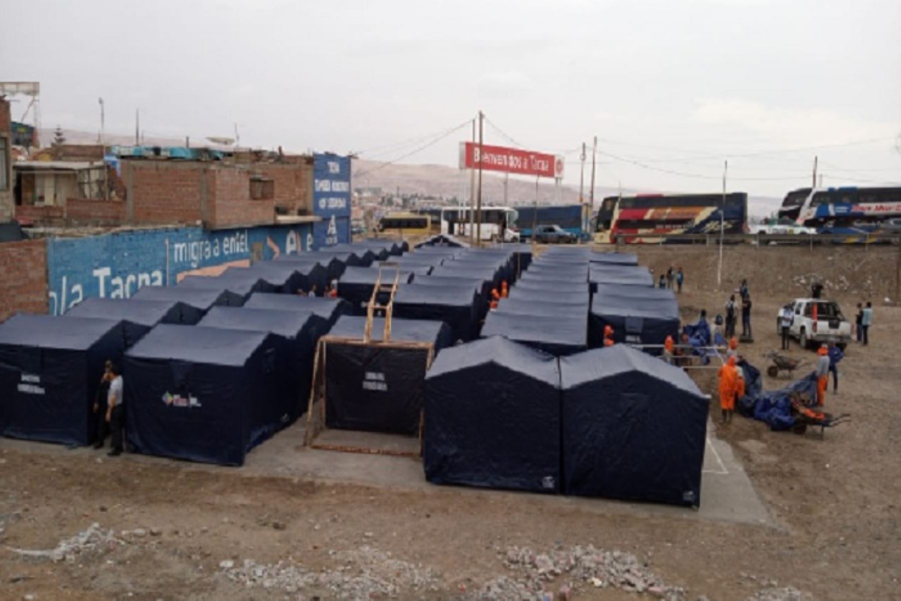 Se instalaron anoche más de 50 albergues temporales totalmente equipadas con camas, colchones y frazadas en la zona de ingreso a la ciudad de Tacna, para albergar a las familias afectadas y/o damnificadas por el huaico suscitado en las últimas horas.
