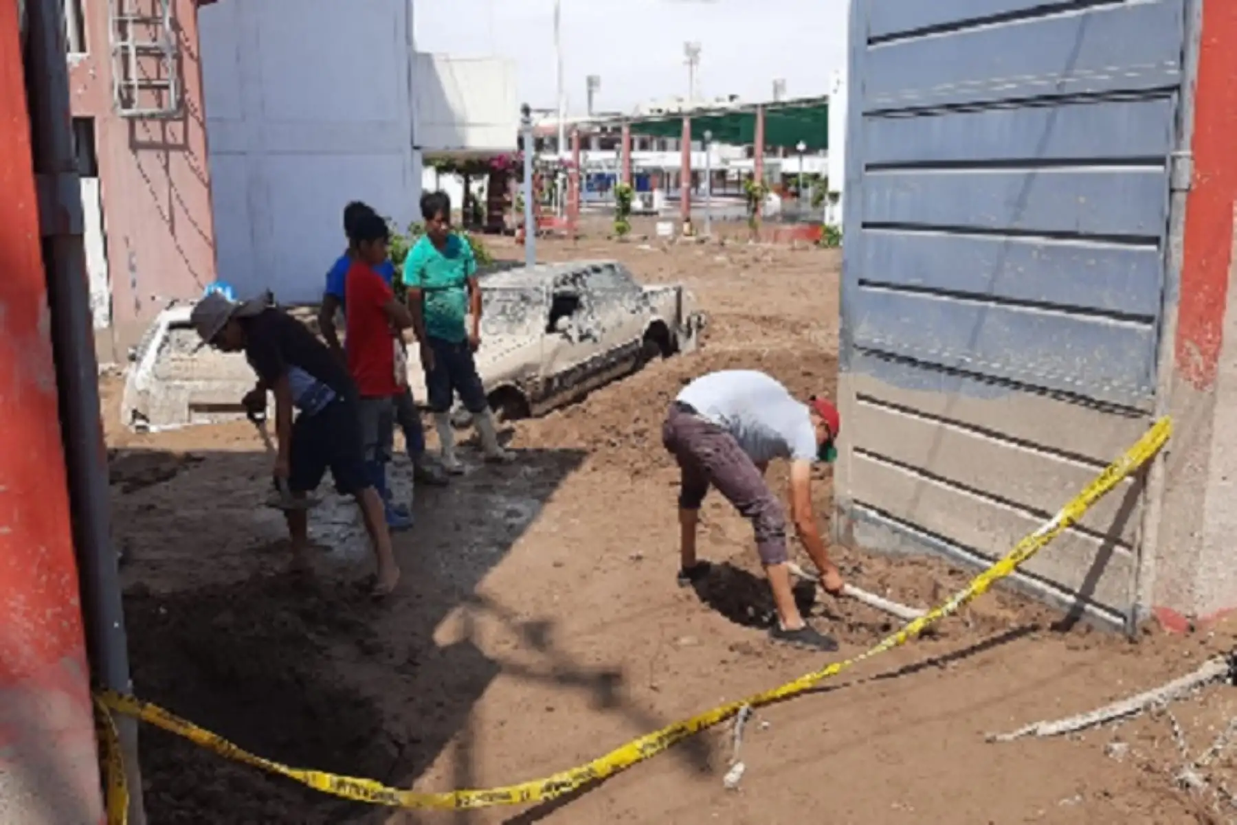 Ministerio de Educación atiende a colegio Modesto Montoya afectado por huaico en Tacna
