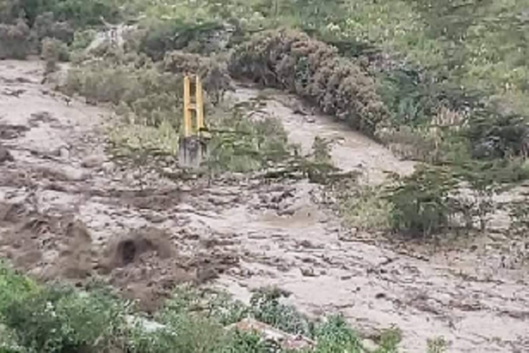 Municipalidad Distrital de Santa Teresa, en la provincia de La Convención, región Cusco, informó de forma preliminar que el aluvión que se registra en la zona arrasó con un 80 por ciento de viviendas en el sector Chaullay, 50 por ciento en el sector de Sahuayaco y está por confirmar en el sector Cochapampa. ANDINA/Difusión