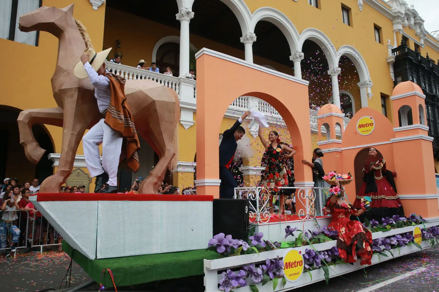 Tradicional Carnaval de los años 60 de Lima, fiesta llena de color, alegría y tradición; en busca de  recuperar y conmemorar una fecha emblemática en el Centro Histórico de la ciudad.Foto: ANDINA/Jhony Laurente