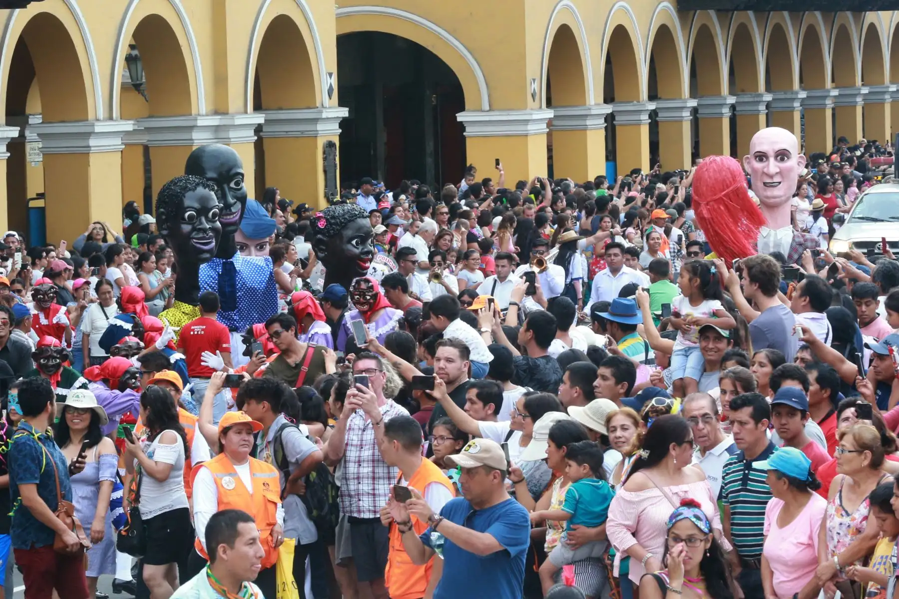 Tradicional Carnaval de los años 60 de Lima, fiesta llena de color, alegría y tradición; en busca de  recuperar y conmemorar una fecha emblemática en el Centro Histórico de la ciudad.Foto: ANDINA/Jhony Laurente