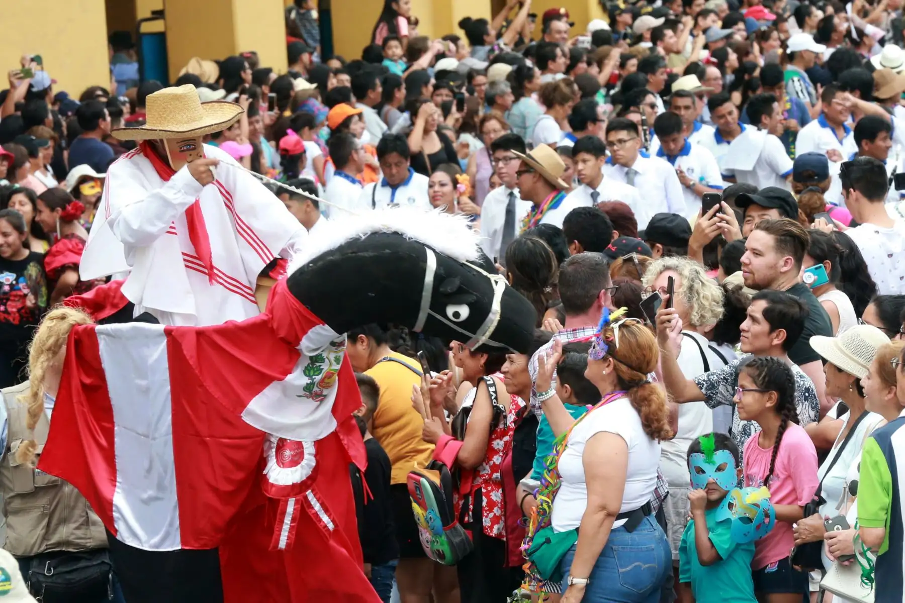 Tradicional Carnaval de los años 60 de Lima, fiesta llena de color, alegría y tradición; en busca de  recuperar y conmemorar una fecha emblemática en el Centro Histórico de la ciudad.Foto: ANDINA/Jhony Laurente