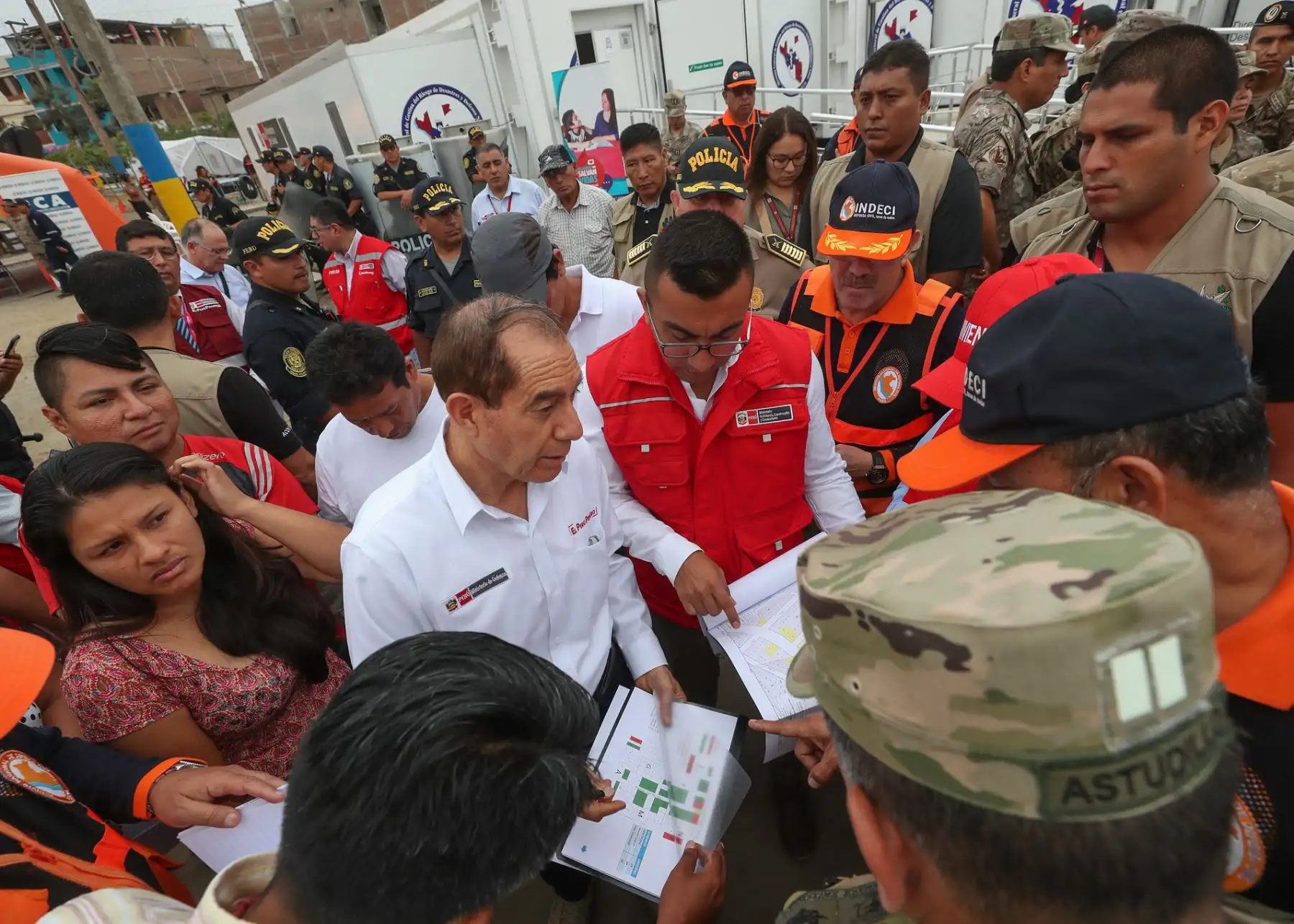 Ministro de Defensa, Walter Martos, en Villa El Salvador.