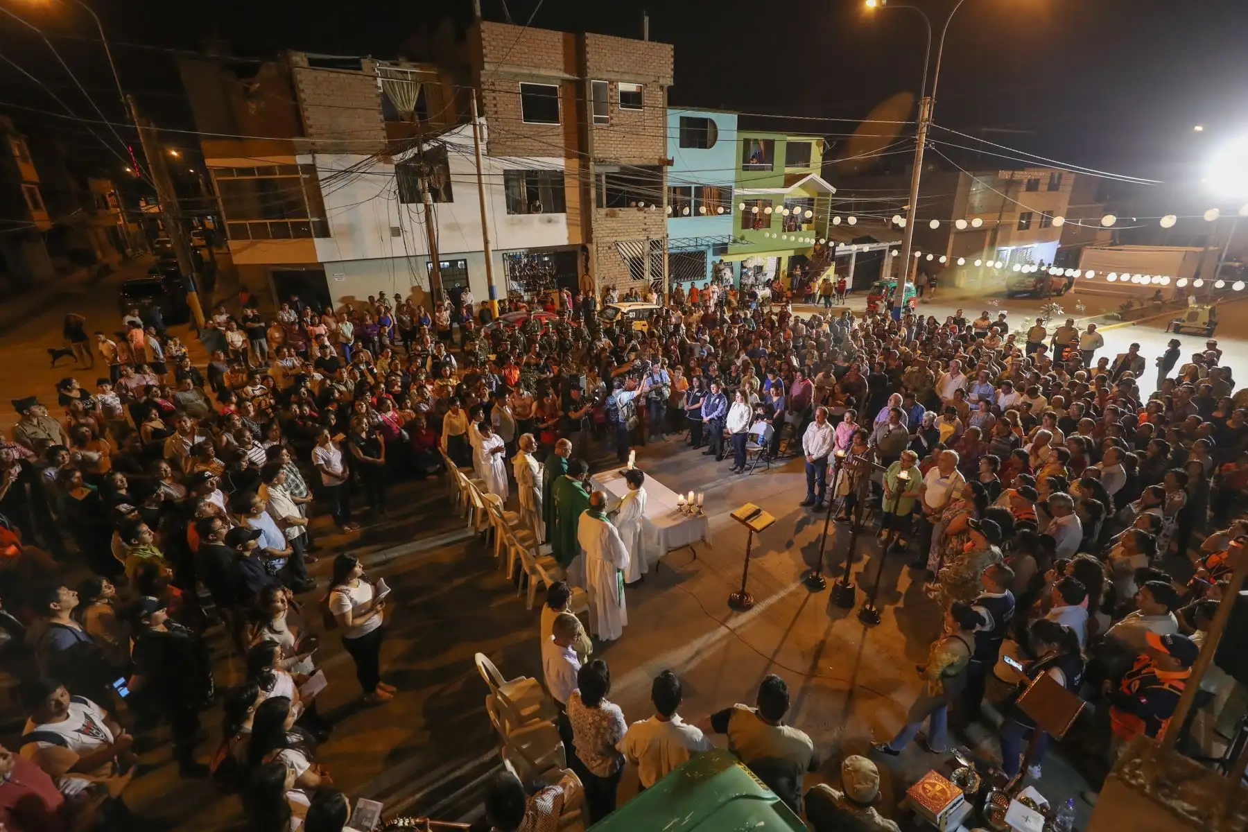 Ministros de Defensa y Salud asistieron a misa, al cumplirse un mes de la tragedia por deflagración en Villa el Salvador.Foto: ANDINA/Mindef