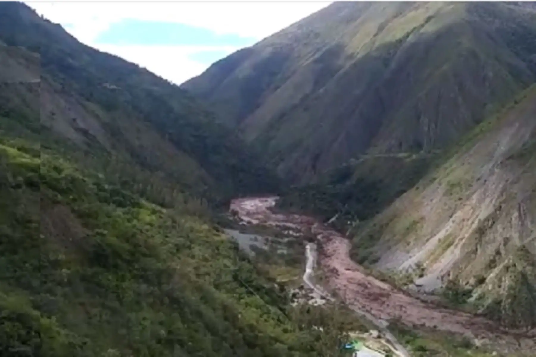 Fenómeno natural destruyó puentes, viviendas y carreteras, entre otros daños.