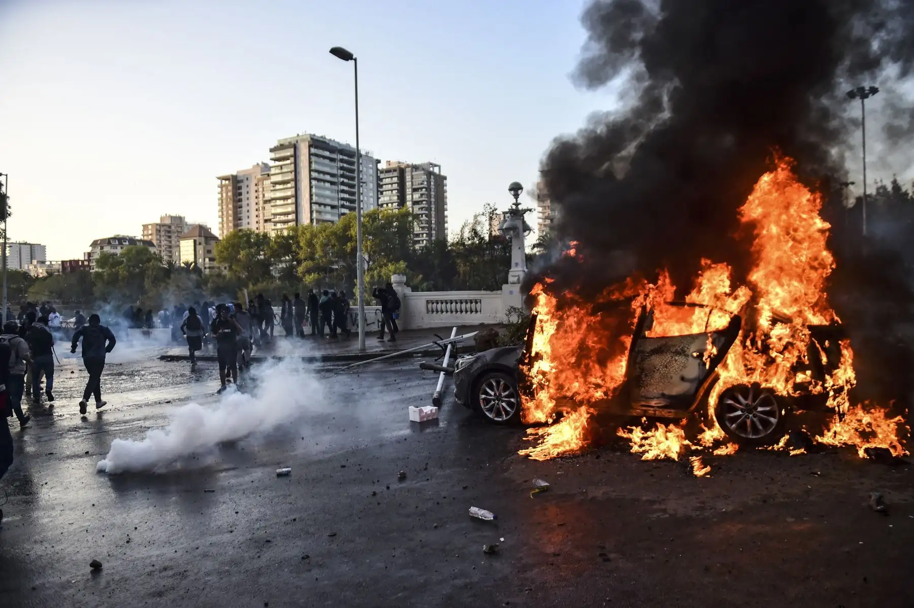 Un automóvil arde en llamas frente al Hotel O