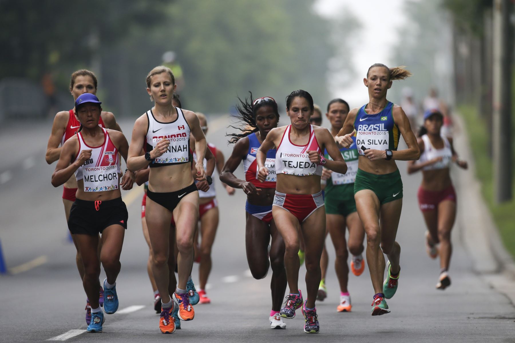 La brasileña Adriana da Silva (R), la peruana Gladys Tejeda (centroR) La canadiense Rachel Hannah (CentroL) La peruana Ines Melchor (L) y otros atletas corren durante la maratón femenina en los Juegos Panamericanos en Toronto, Canadá,  2015. Foto: AFP
