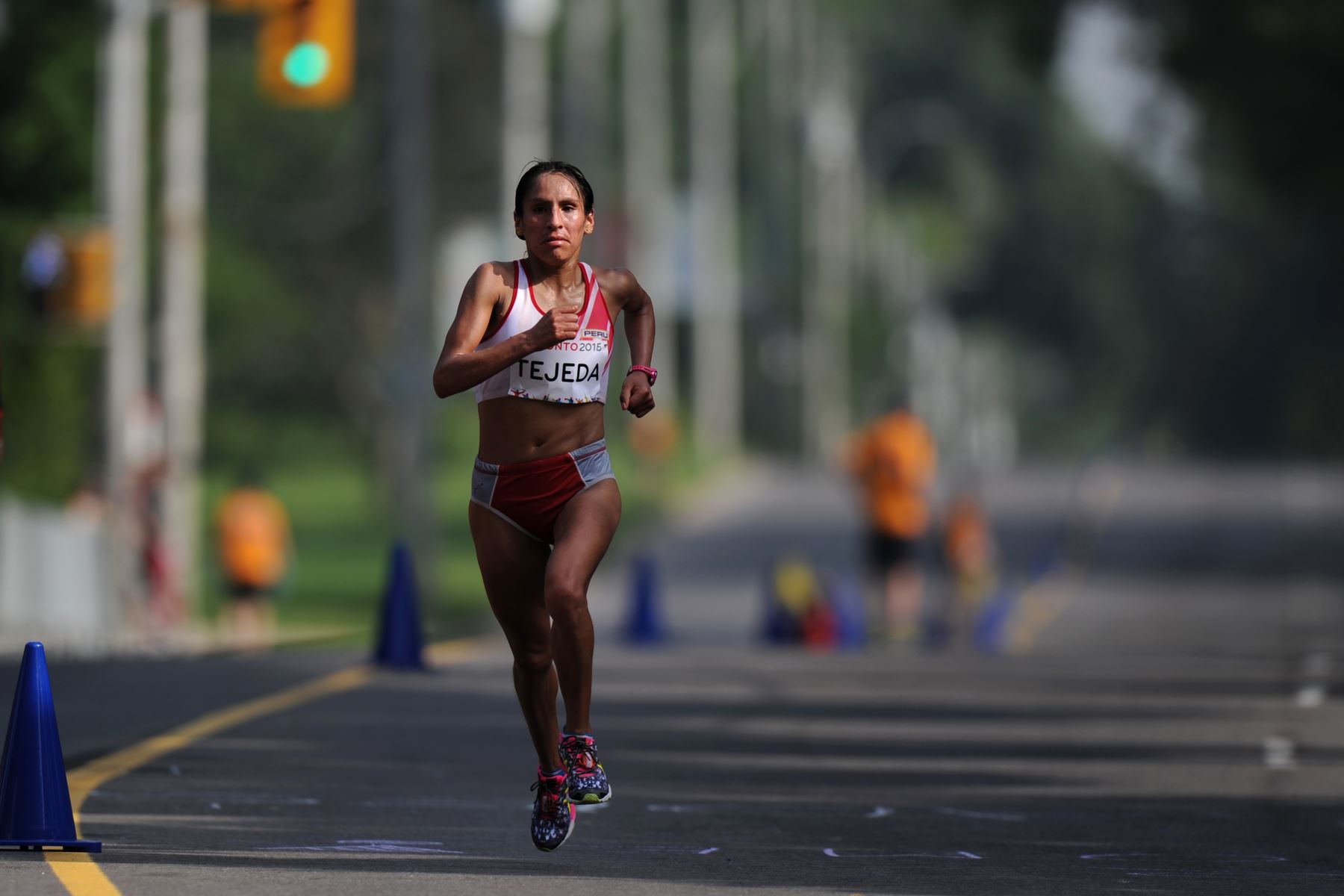 La peruana Gladys Tejeda corre durante el maratón femenino en los Juegos Panamericanos en Toronto, Canadá, el 18 de julio de 2015. Foto: AFP