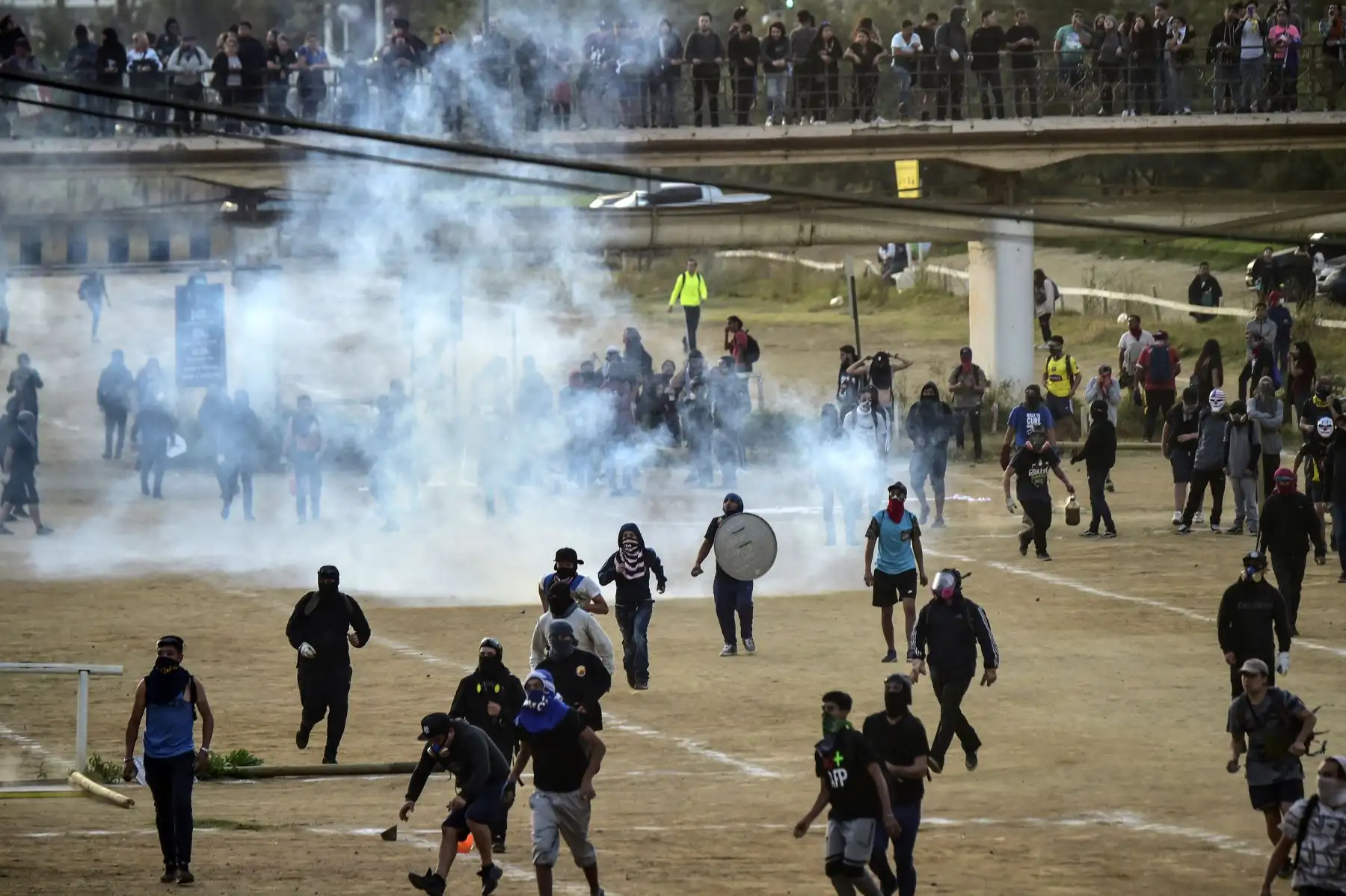 Los manifestantes se dispersaron con gases lacrimógenos durante una protesta contra el gobierno del presidente chileno Sebastián Piñera en Viña del Mar. AFP