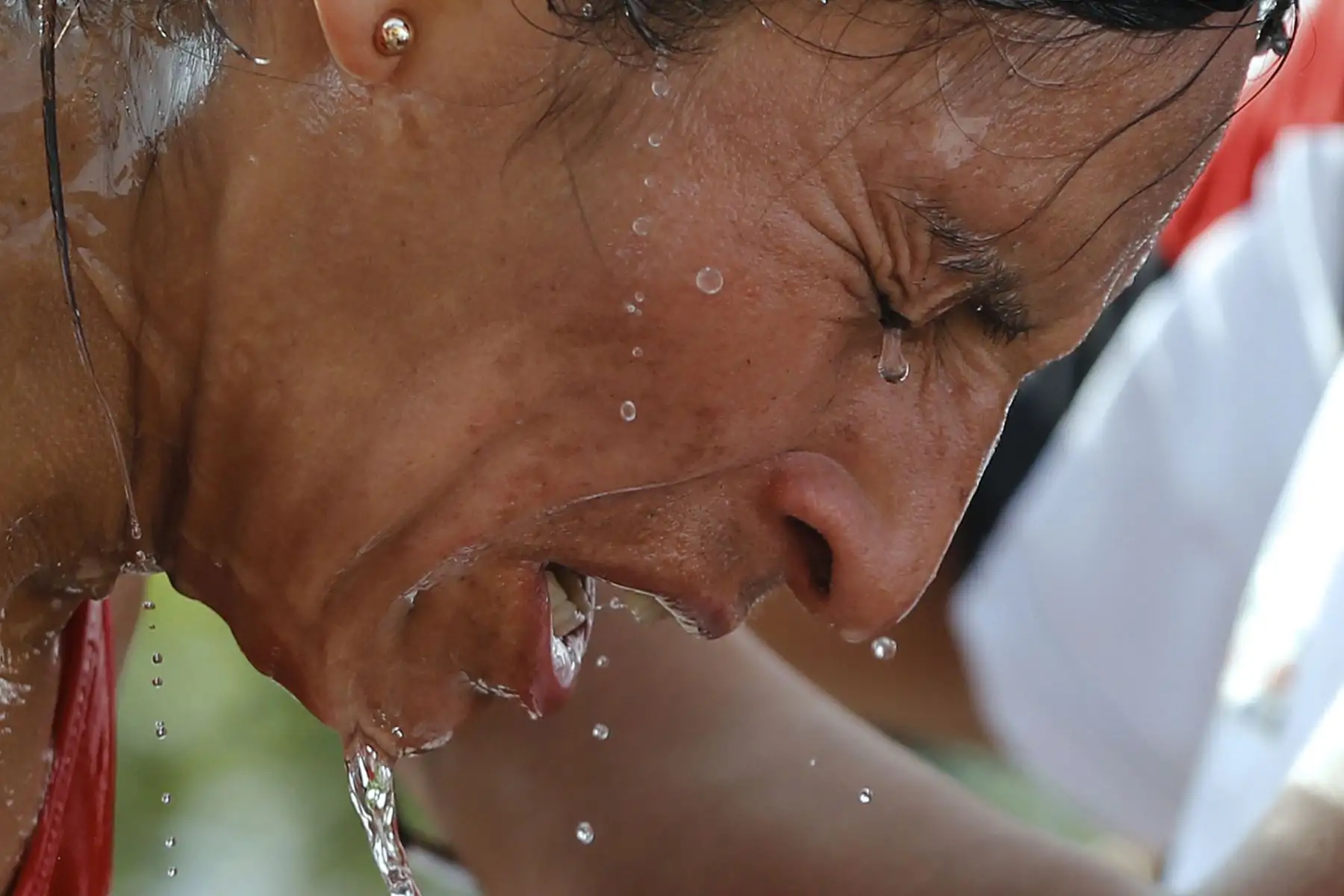 La peruana Gladys Tejeda tras cruzar la línea de meta de la media maratón femenina, durante los XVIII Juegos Bolivarianos 2017 en Santa Marta, Colombia. Foto: AFP