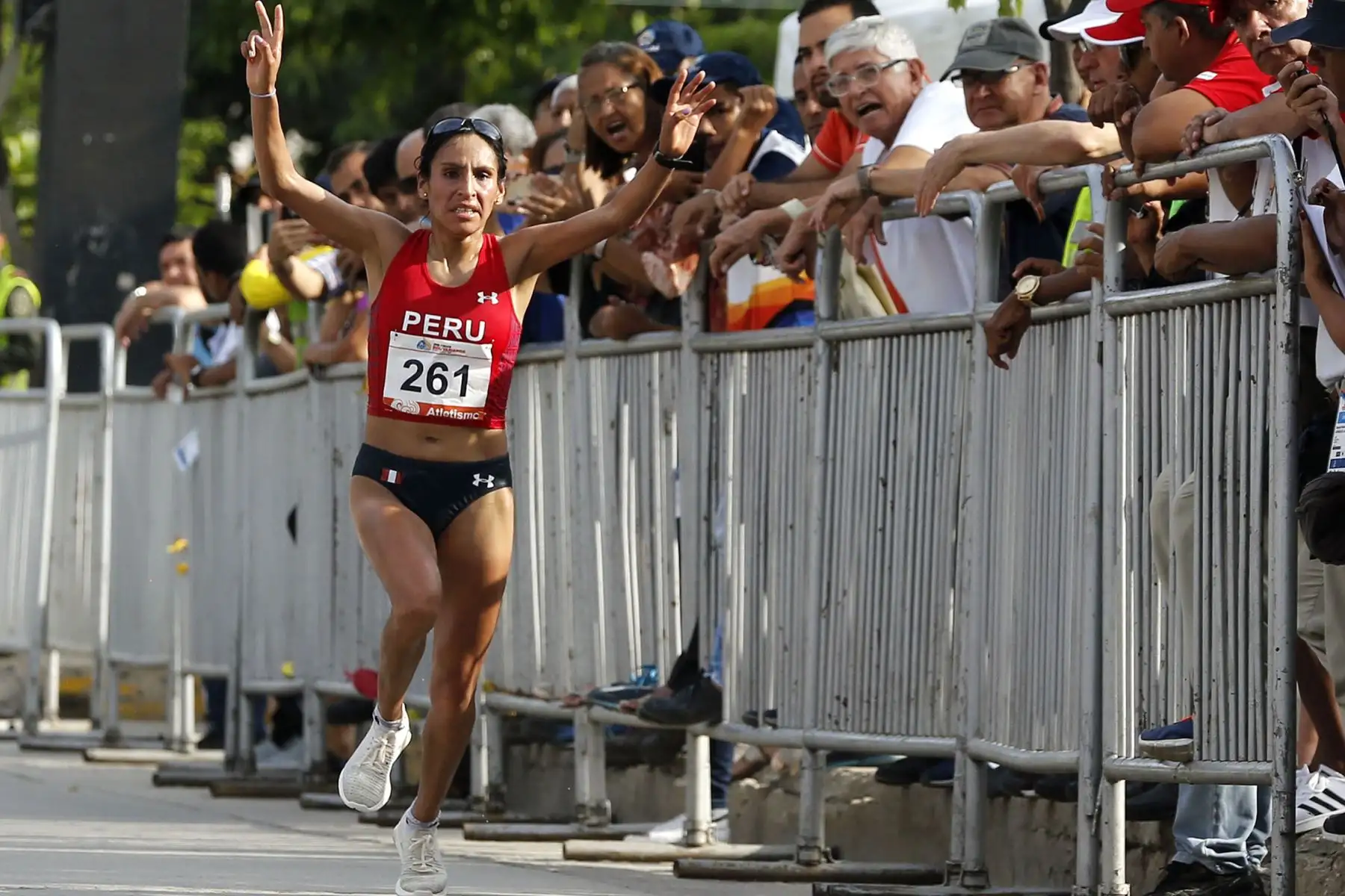 La peruana Gladys Tejeda, celebra después de cruzar la línea de meta de la media maratón femenina, durante los XVIII Juegos Bolivarianos 2017 en Santa Marta, Colombia, el 25 de noviembre de 2017. Foto: AFP