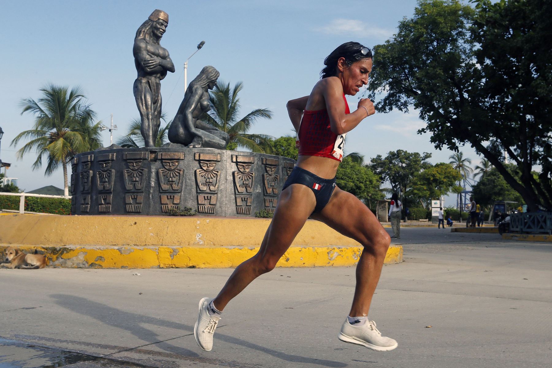 Gladys Tejeda, de Perú, compite en la media maratón femenina durante los XVIII Juegos Bolivarianos 2017 en Santa Marta, Colombia. Foto: AFP