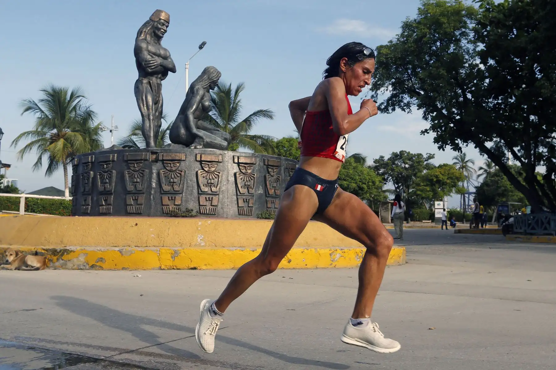 Gladys Tejeda, de Perú, compite en la media maratón femenina durante los XVIII Juegos Bolivarianos 2017 en Santa Marta, Colombia. Foto: AFP