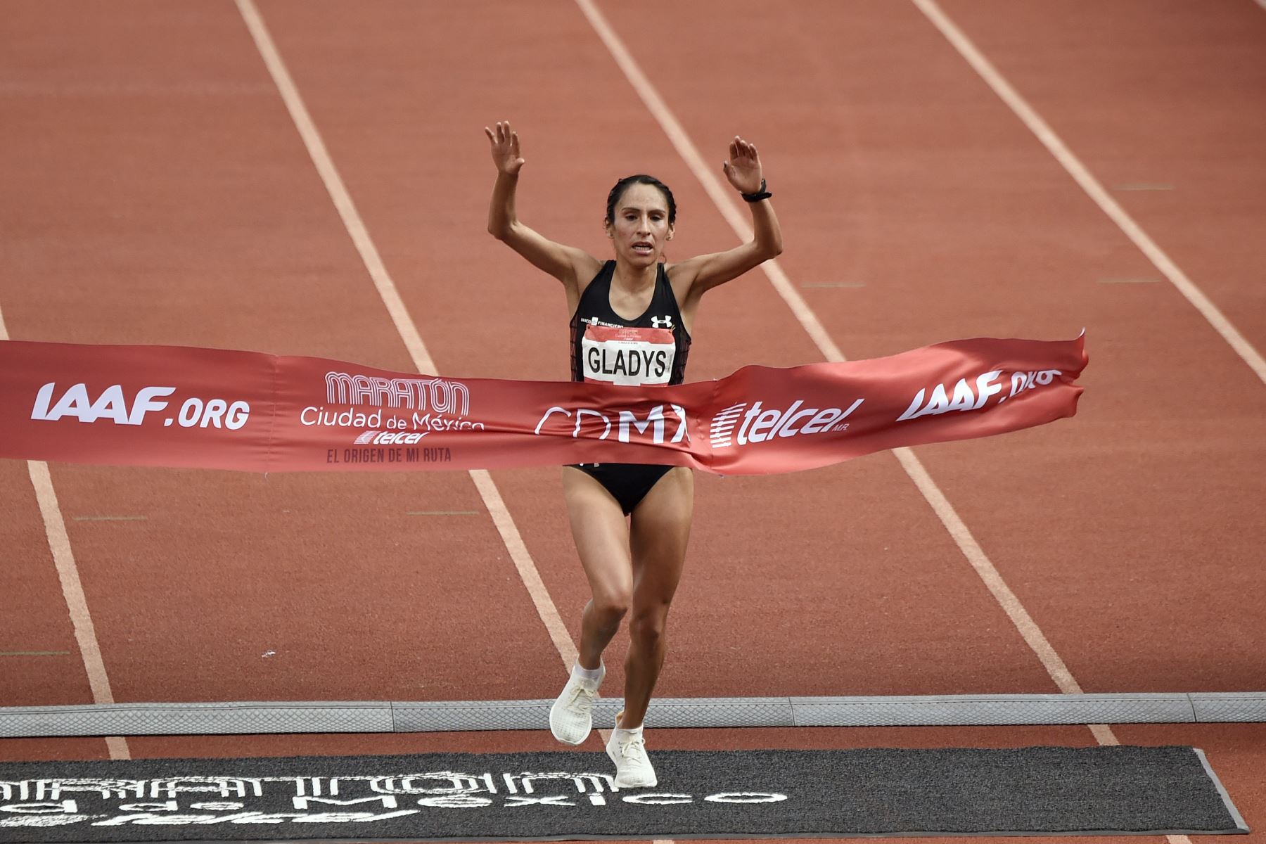 La corredora peruana Gladys Tejeda celebra después de ganar el Maratón Internacional de la Ciudad de México, en el estadio Olímpico Universitario el 27 de agosto de 2017. Foto: AFP