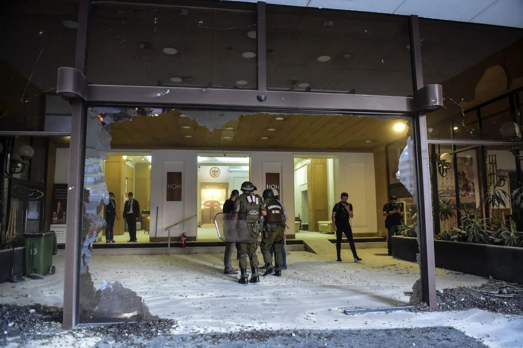 Los policías permanecen en la entrada del Hotel O
