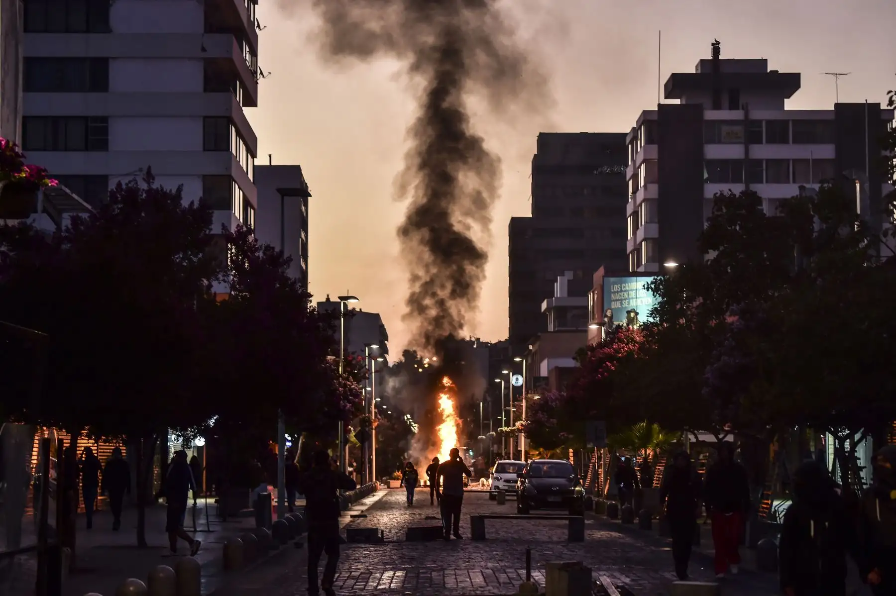 Los manifestantes son vistos en una barricada durante una protesta contra el gobierno del presidente chileno Sebastián Piñera en Viña del Mar. AFP