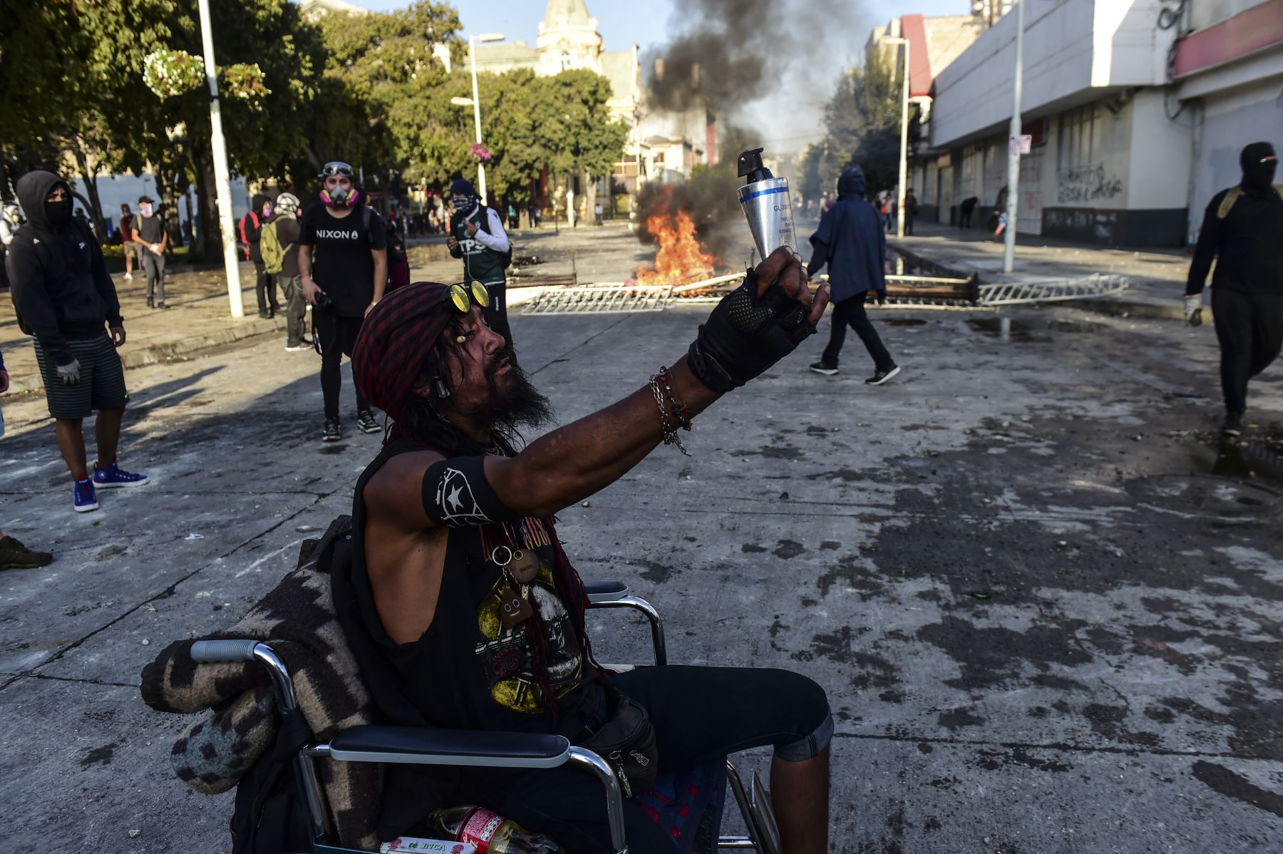 Manifestantes chocan con la policía durante una protesta contra el gobierno del presidente chileno Sebastián Piñera en Viña del Mar. AFP