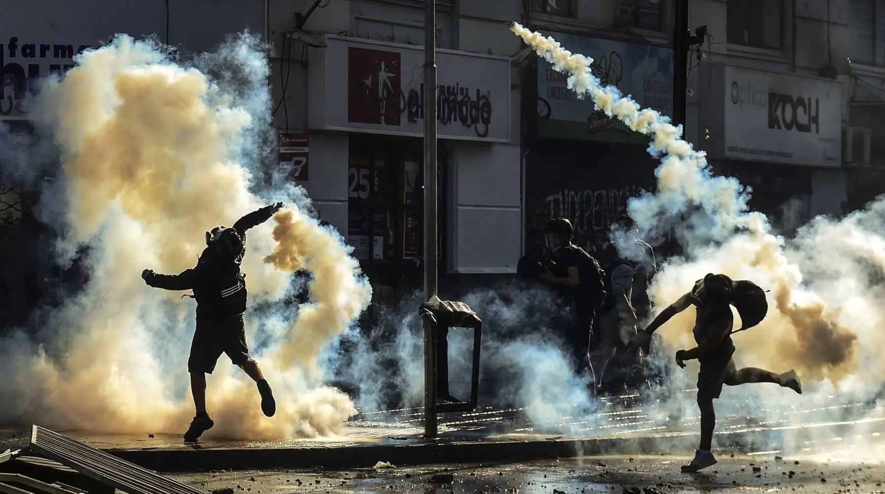 Manifestantes chocan con la policía durante una protesta contra el gobierno del presidente chileno Sebastián Piñera en Viña del Mar. AFP