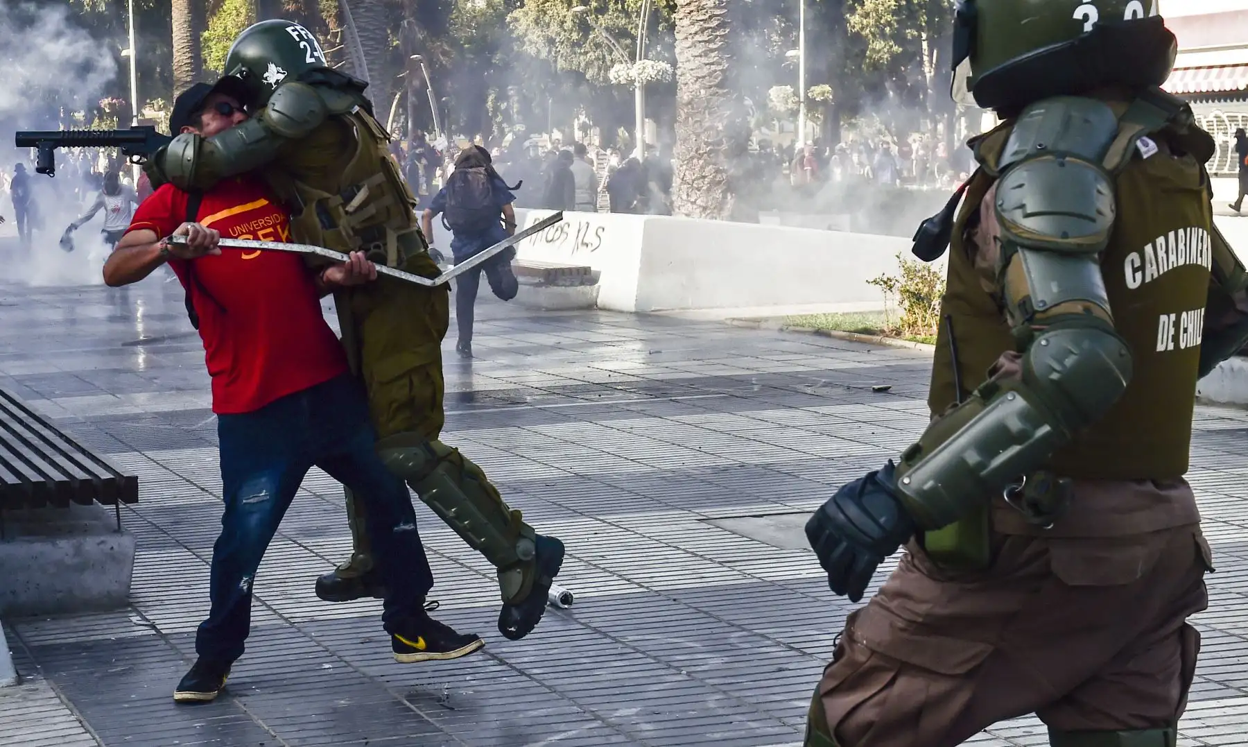 Un manifestante se enfrenta con la policía durante una protesta contra el gobierno del presidente chileno Sebastián Piñera en Viña del Mar. AFP