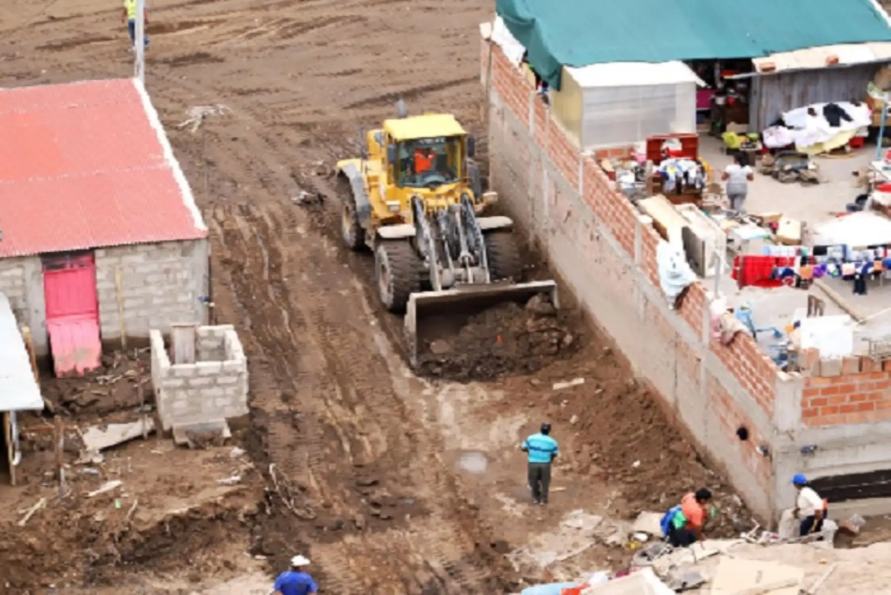 Hasta la zona de la emergencia se desplazaron más de 25 vehículos, entre cargadores frontales, retroexcavadoras, volquetes y minicargadores, para ejecutar las labores de limpieza y rehabilitación de vías.