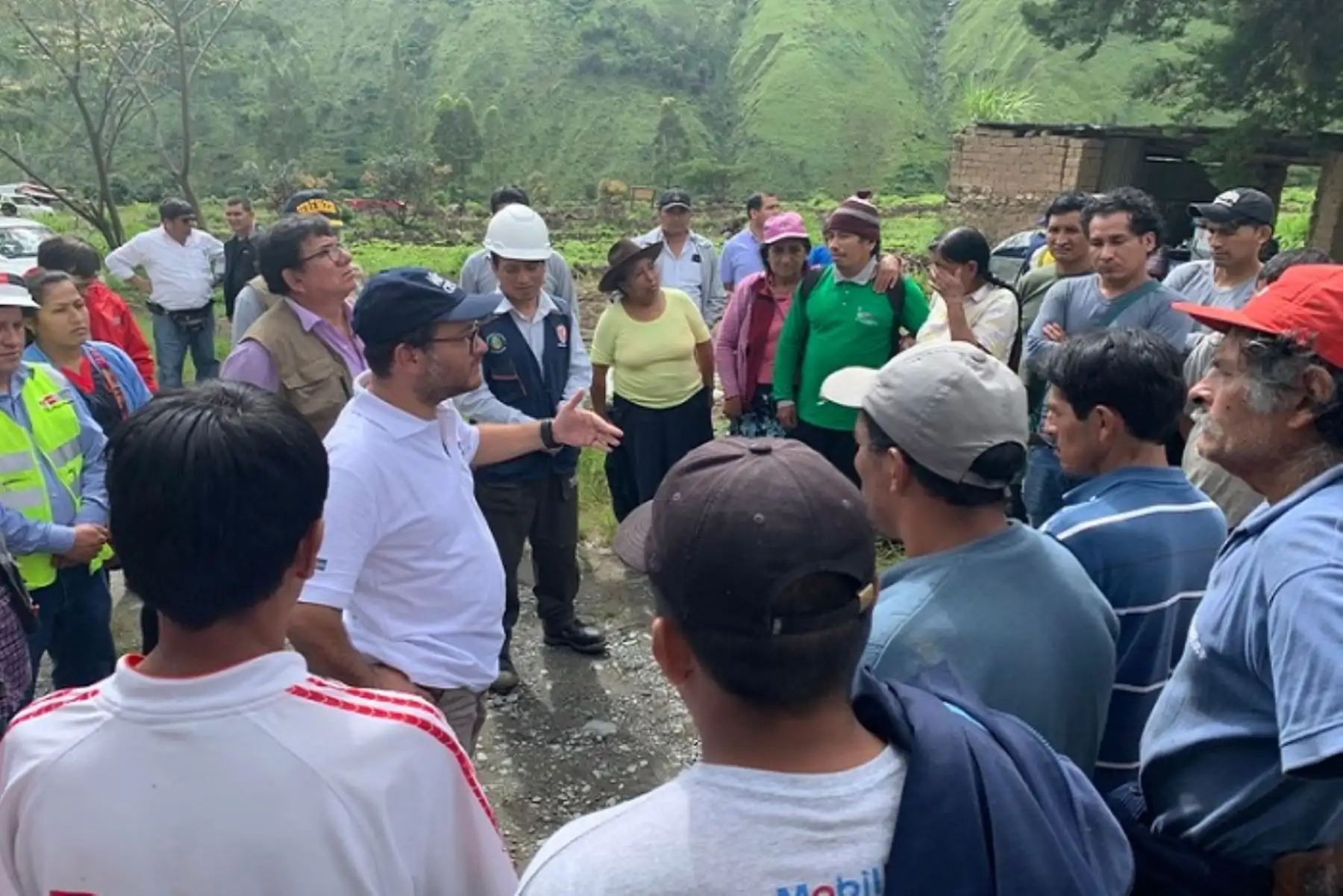 Cusco: ministro Edgar Vásquez llegó al distrito de Santa Teresa afectado por aluvión