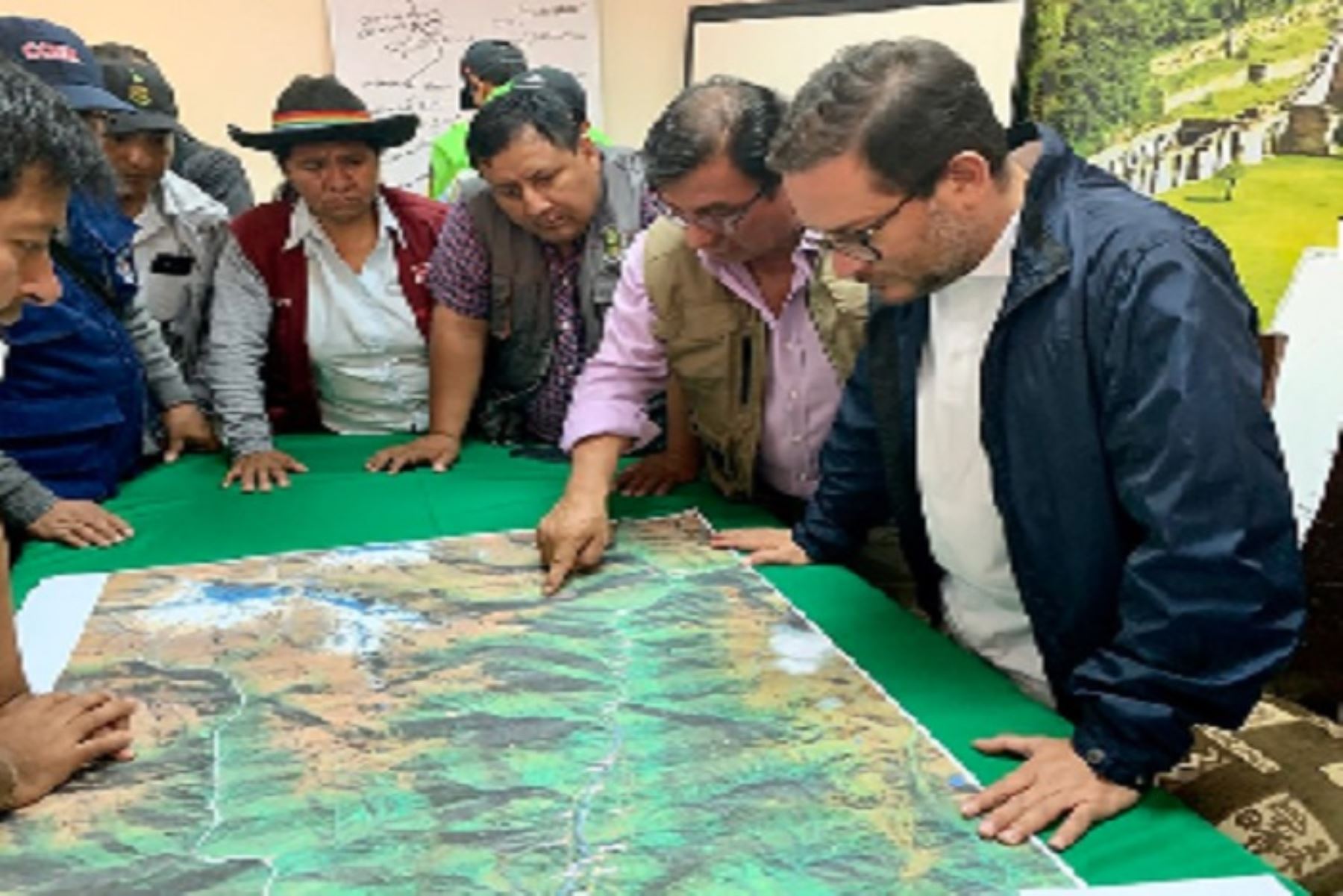 Cusco: ministro Edgar Vásquez llegó al distrito de Santa Teresa afectado por aluvión