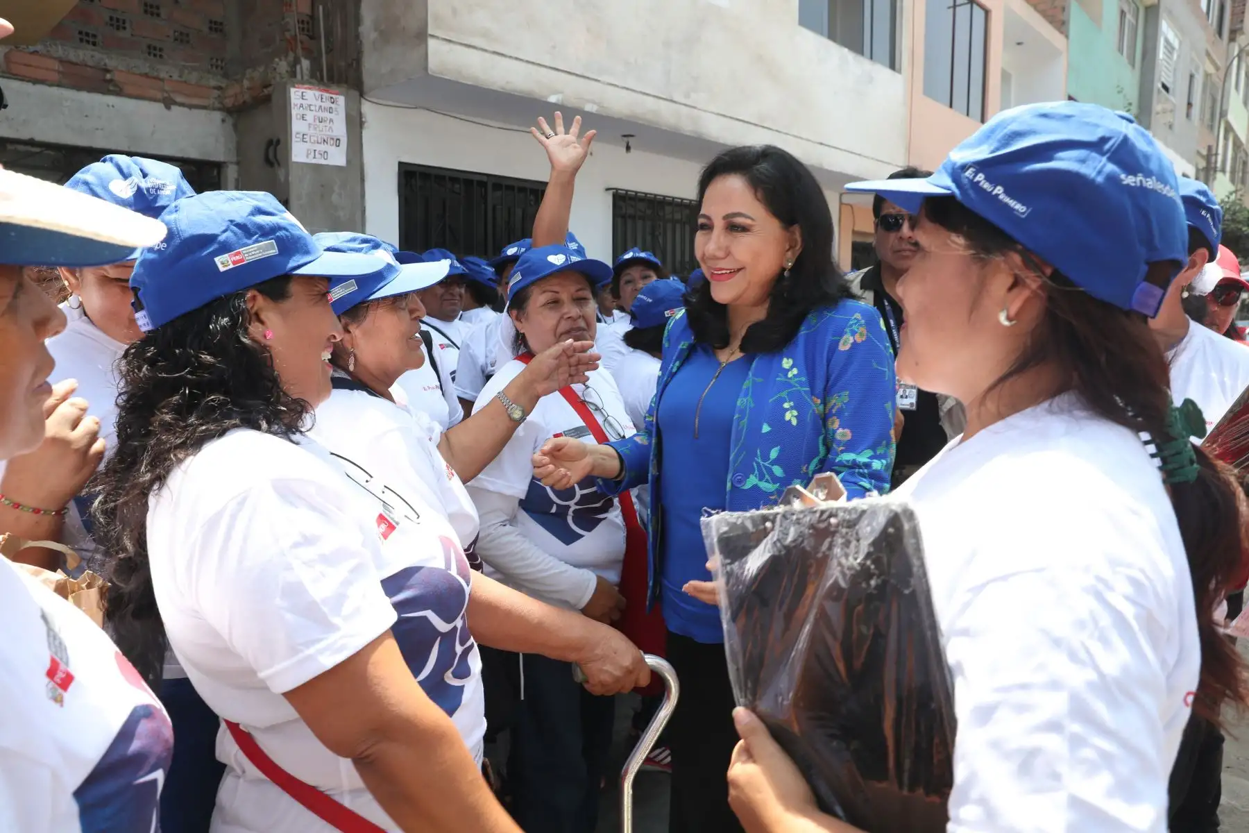 Ministra de la Mujer, Gloria Montenegro durante la actividad preventiva "Casa por casa" contra la violencia hacia la mujer y familia. Foto: ANDINA/Melina Mejía