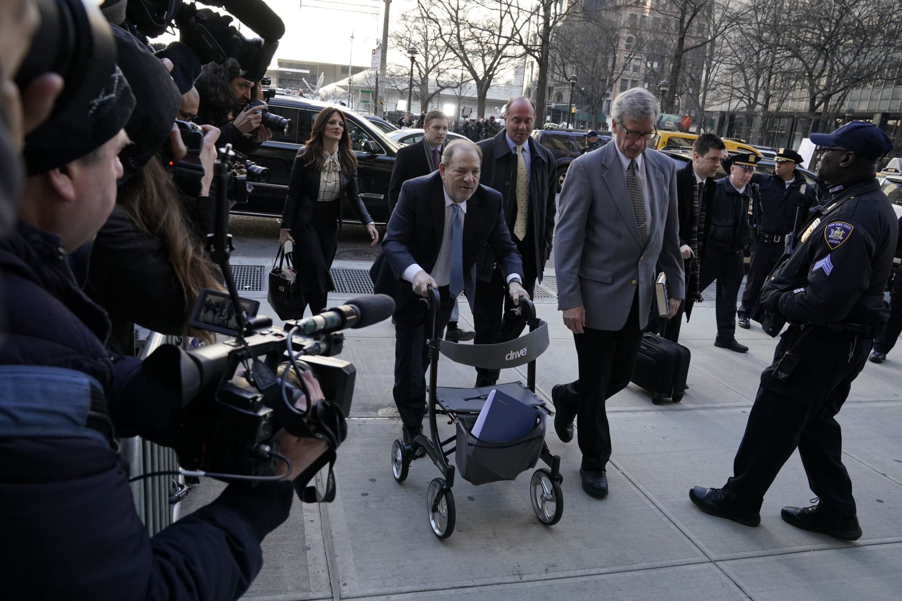 Harvey Weinstein ingresa a un tribunal de Manhattan en la ciudad de Nueva York. Foto: AFP