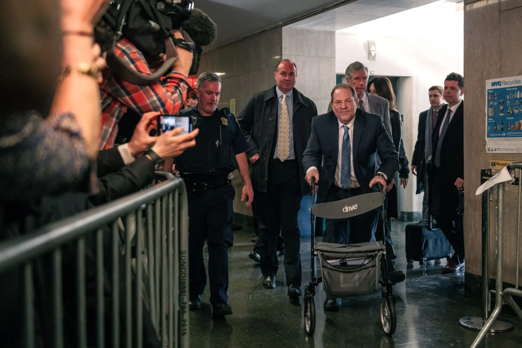 Harvey Weinstein ingresa a un tribunal de Manhattan en la ciudad de Nueva York. Foto: AFP