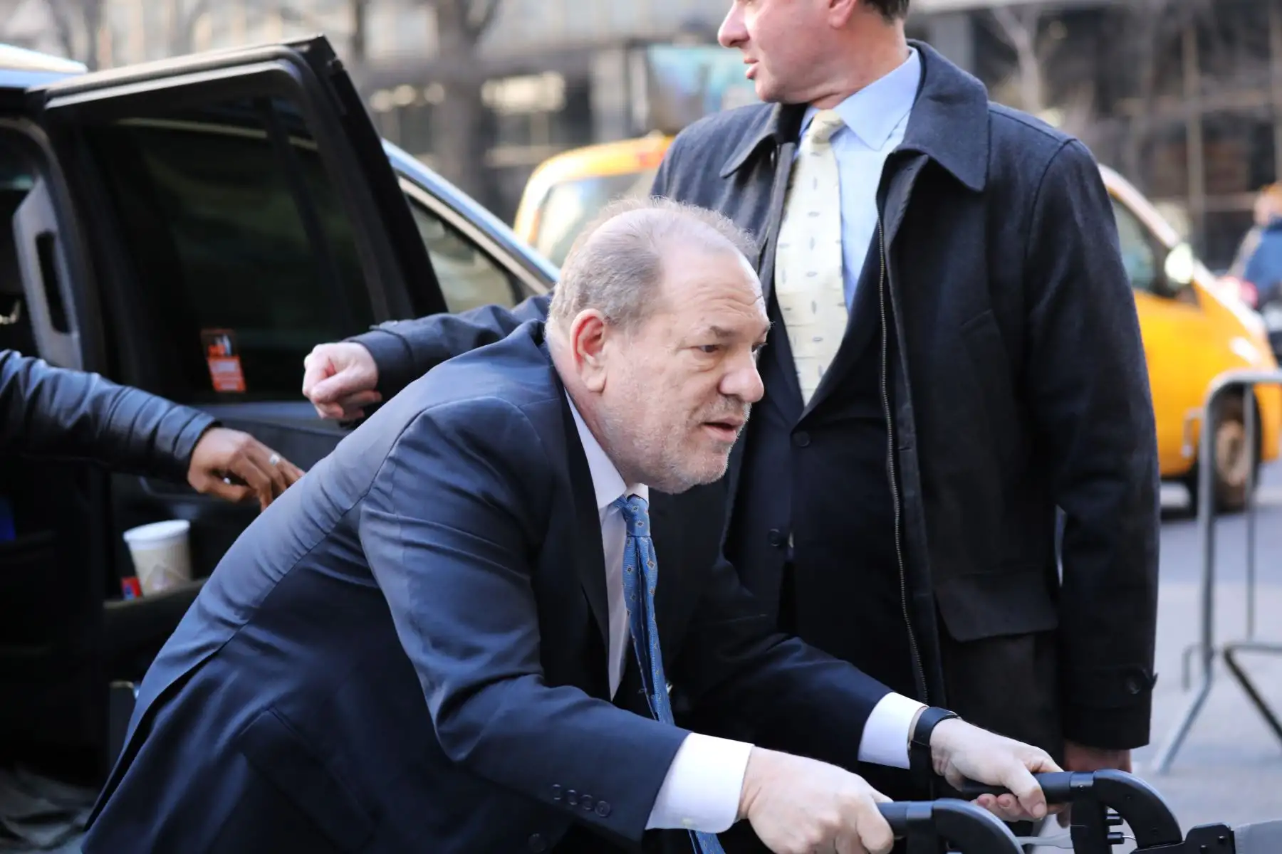 Harvey Weinstein ingresa a un tribunal de Manhattan en la ciudad de Nueva York. Foto: AFP