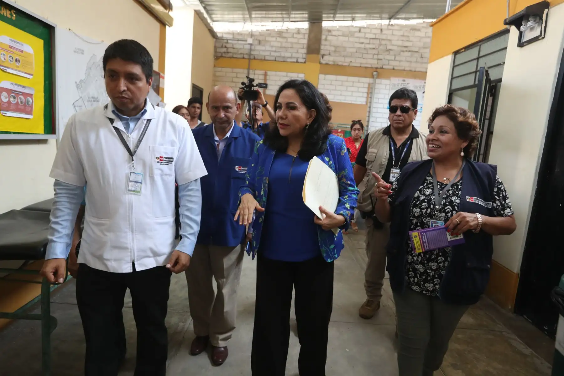 Ministra de la Mujer, Gloria Montenegro durante la actividad preventiva "Casa por casa" contra la violencia hacia la mujer y familia. Foto: ANDINA/Melina Mejía
