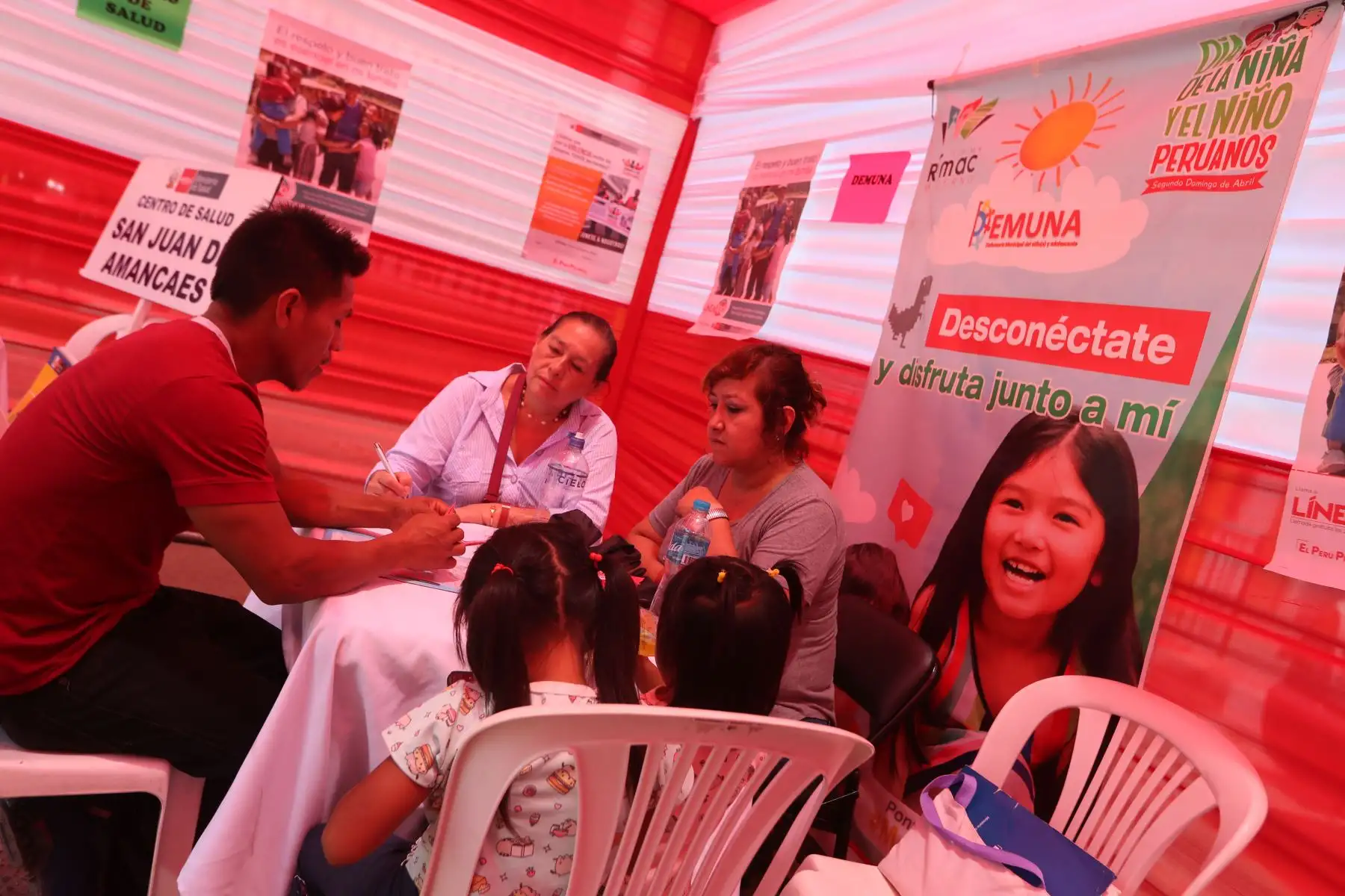 Actividad preventiva "Casa por casa" contra la violencia hacia la mujer y familia. Foto: ANDINA/Melina Mejía