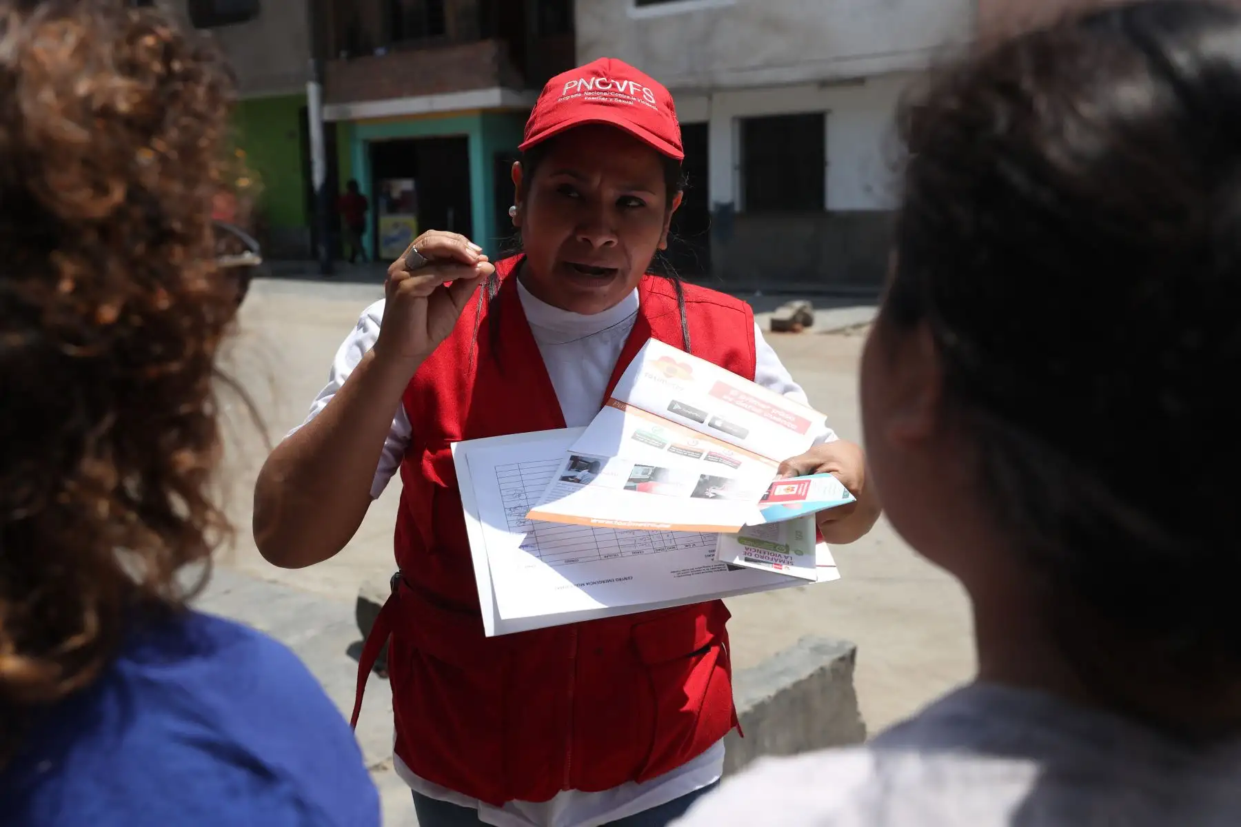 Actividad preventiva "Casa por casa" contra la violencia hacia la mujer y familia. Foto: ANDINA/Melina Mejía