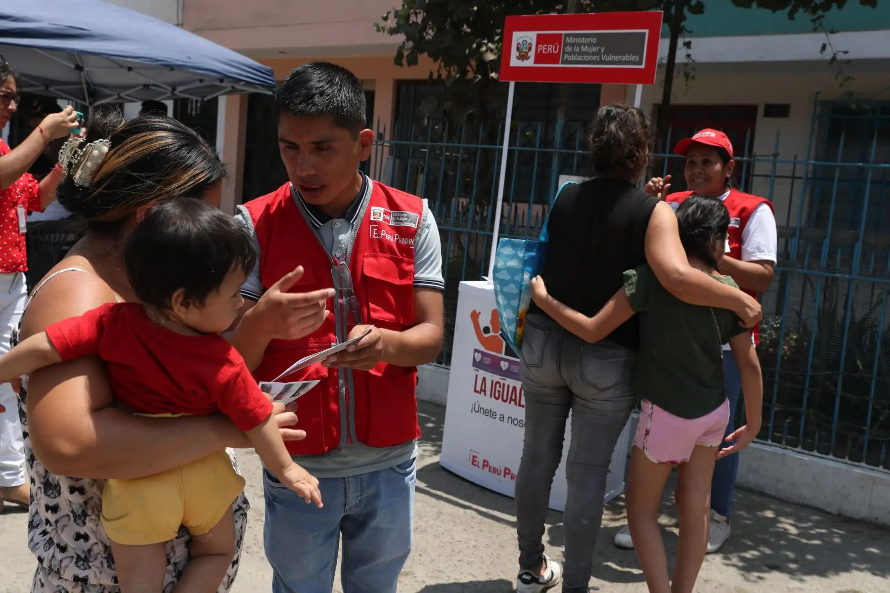 Actividad preventiva "Casa por casa" contra la violencia hacia la mujer y familia. Foto: ANDINA/Melina Mejía