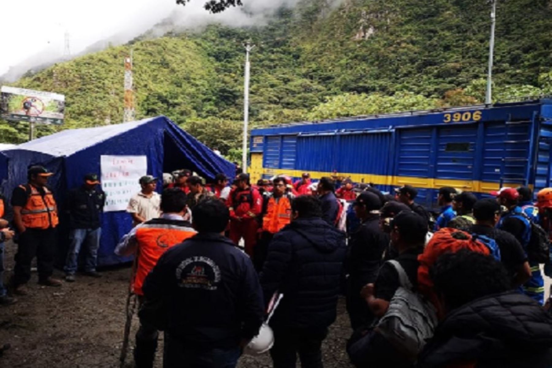 El alcalde de Machu Picchu, Darwin Baca León, se hizo presente en el sector de Hidroeléctrica e Intiwatana, límite con Santa Teresa, para encabezar la reunión de coordinación con la Oficina de Gestión de Riesgos, a fin de verificar el estado en el que se encuentra la zona afectada.