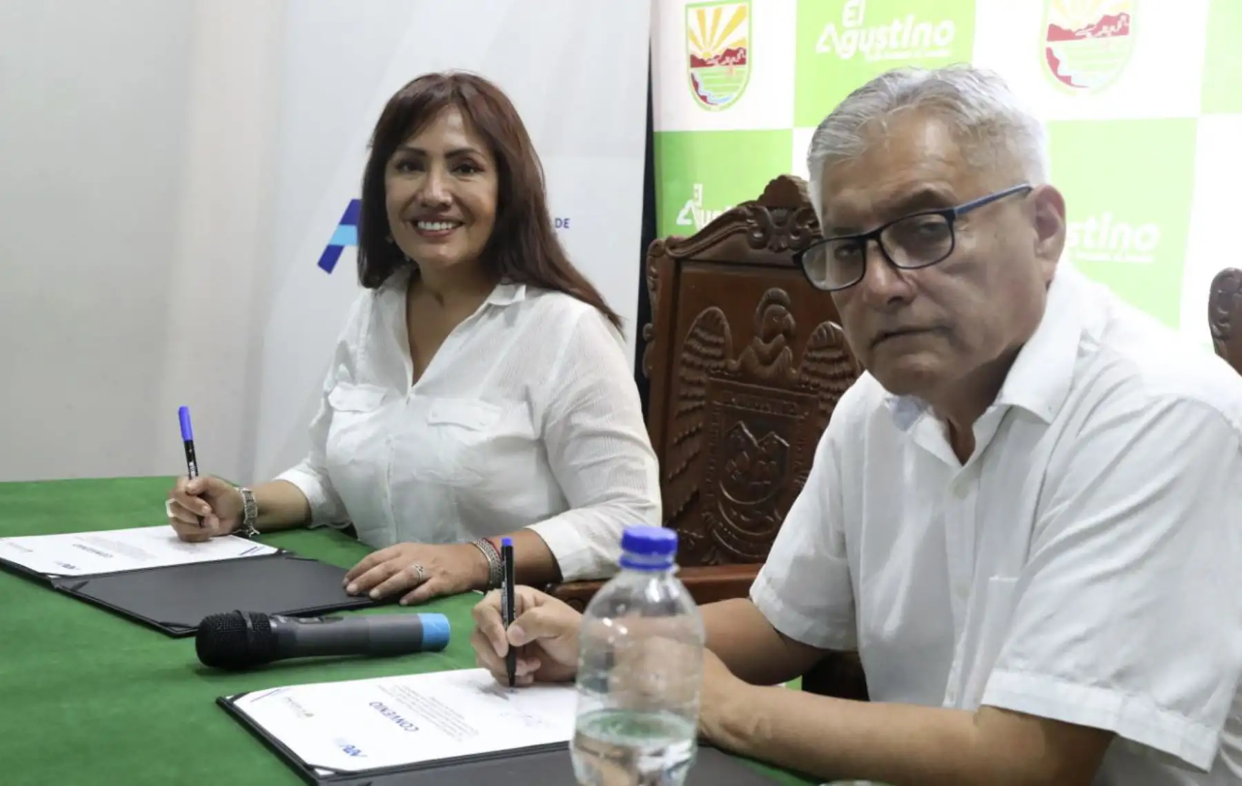 La presidenta ejecutiva de la Autoridad de Transporte Urbano (ATU), María Jara y el alcalde de El Agustino, Victor Salcedo, suscriben convenio de cooperación interinstitucional para la fiscalización y control del servicio público del transporte. Foto: ANDINA/Difusión