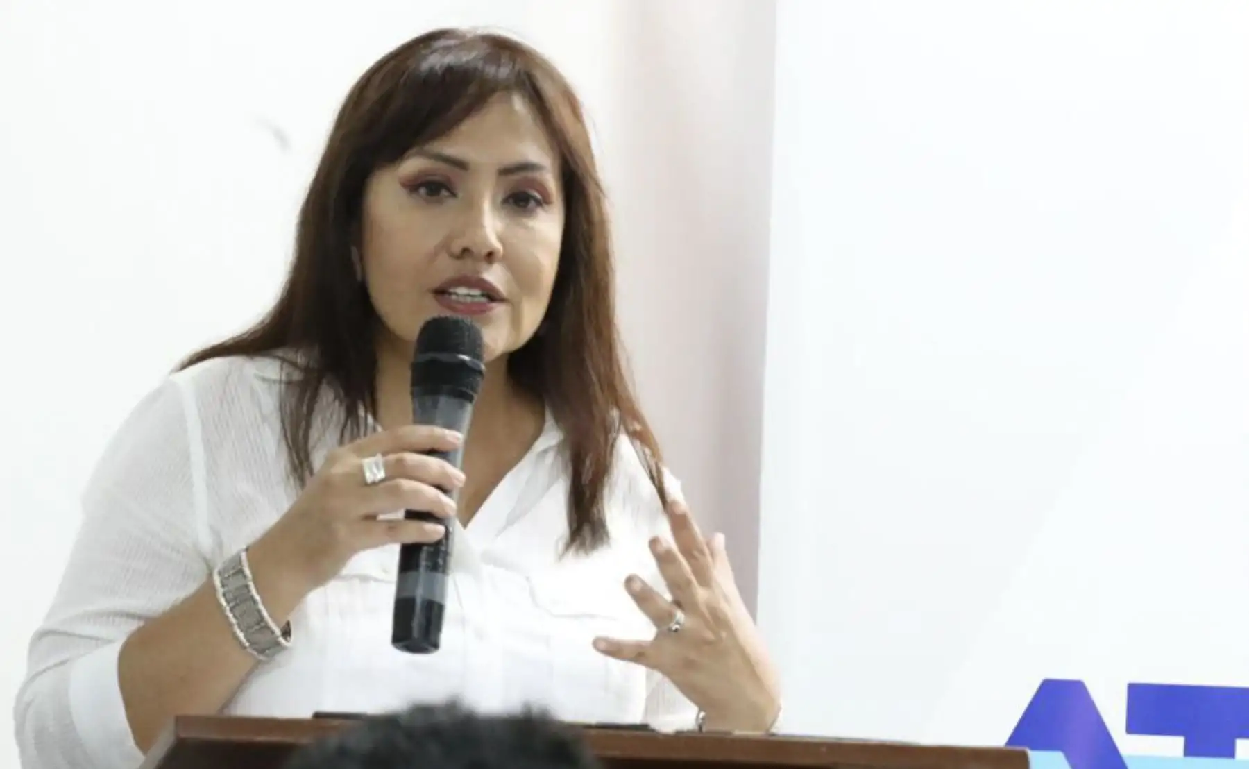 La presidenta ejecutiva de la Autoridad de Transporte Urbano (ATU), María Jara y el alcalde de El Agustino, Victor Salcedo, suscriben convenio de cooperación interinstitucional para la fiscalización y control del servicio público del transporte. Foto: ANDINA/Difusión