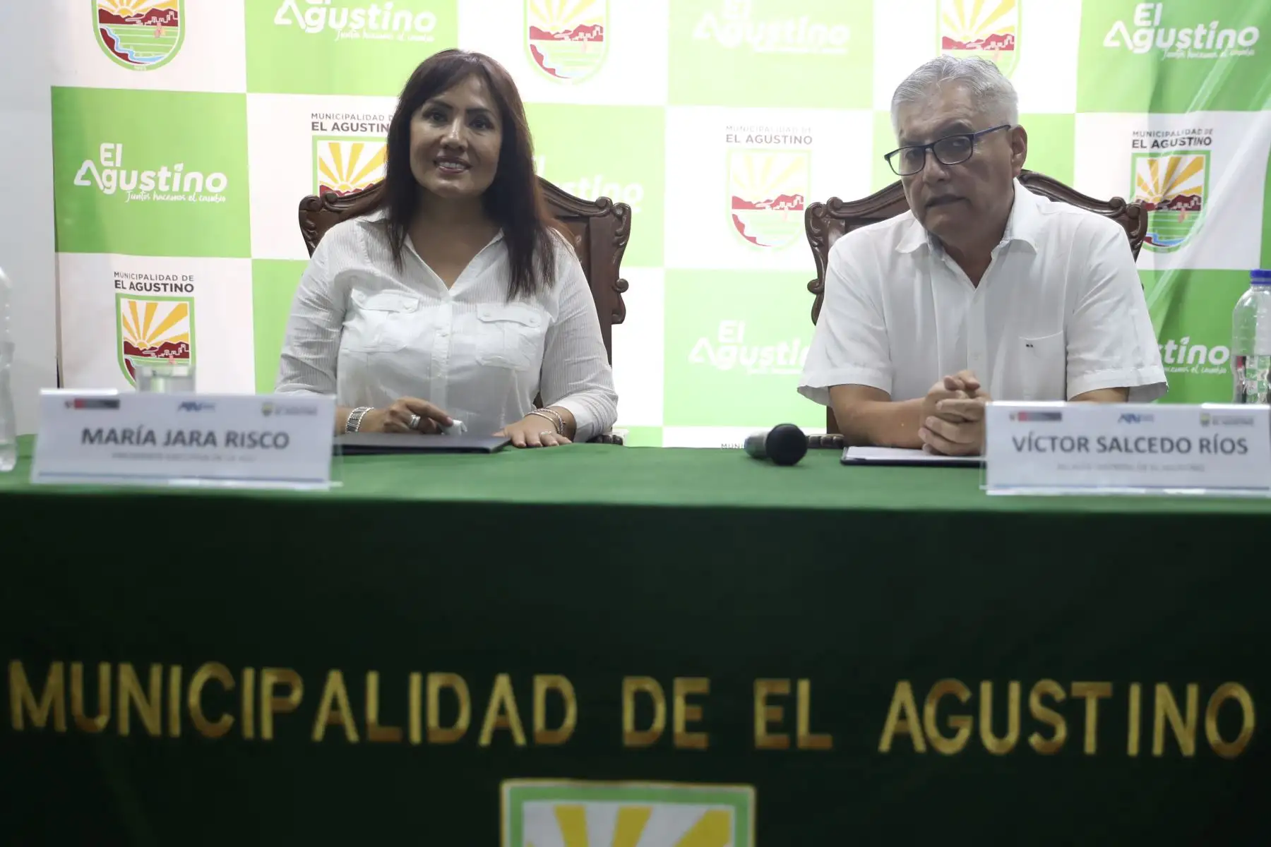 La presidenta ejecutiva de la Autoridad de Transporte Urbano (ATU), María Jara y el alcalde de El Agustino, Victor Salcedo, suscriben convenio de cooperación interinstitucional para la fiscalización y control del servicio público del transporte. Foto: ANDINA/Melina Mejía