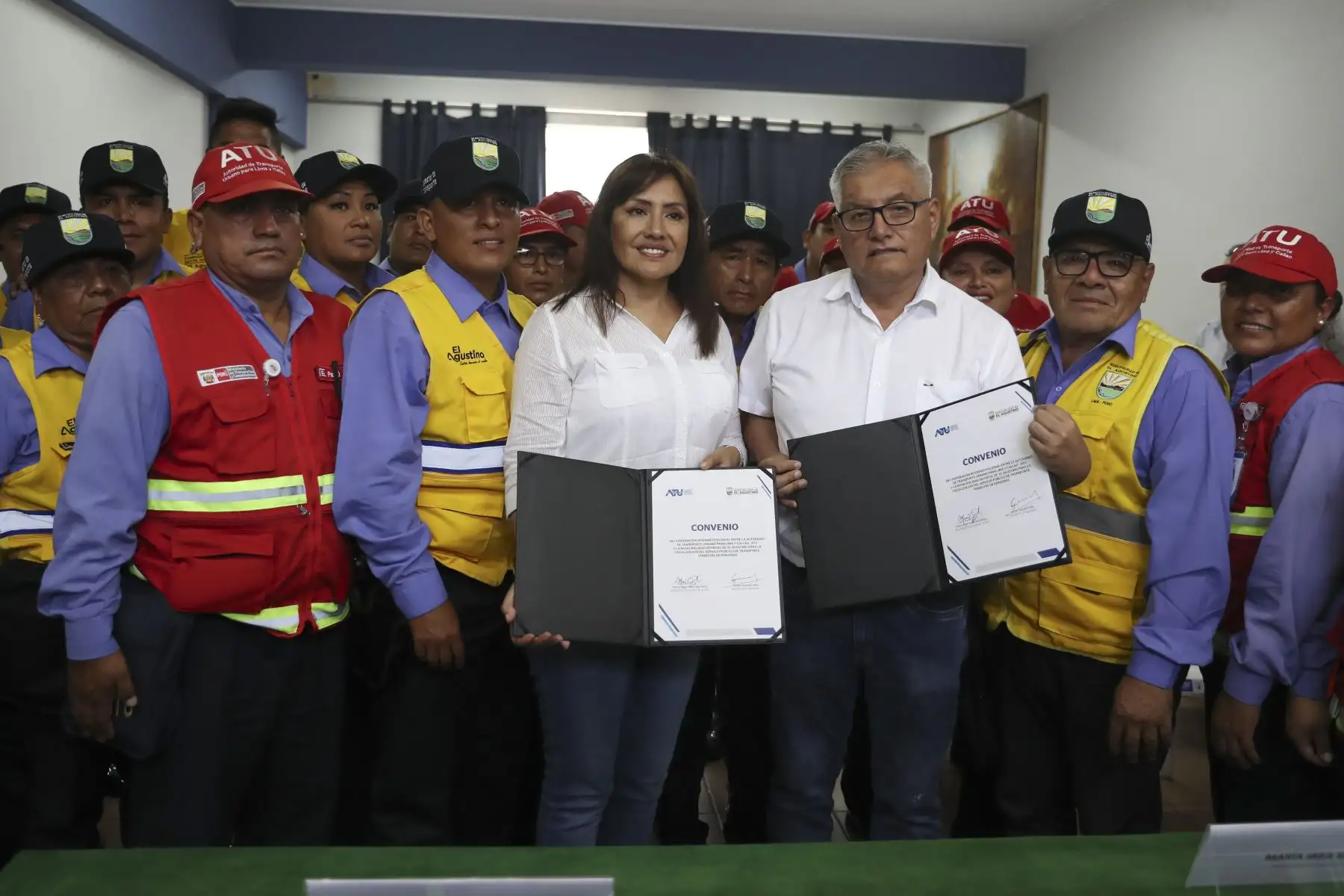La presidenta ejecutiva de la Autoridad de Transporte Urbano (ATU), María Jara y el alcalde de El Agustino, Victor Salcedo, suscriben convenio de cooperación interinstitucional para la fiscalización y control del servicio público del transporte. Foto: ANDINA/Melina Mejía