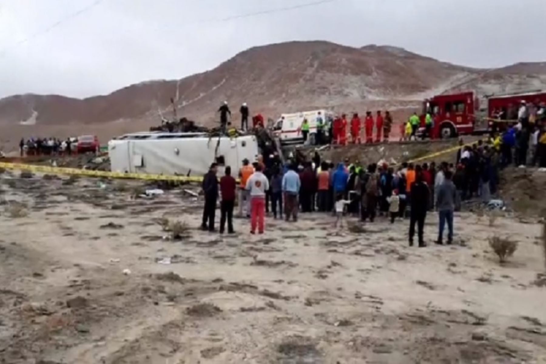 El accidente se registró al promediar las 14:00 horas en el sector del cruce de Cerro Verde a menos de una hora de la ciudad de Arequipa, entre los buses de la empresa Del Carpio,de placa V7B-957, y Santillana, de placa V6J-966. Internet/Medios.