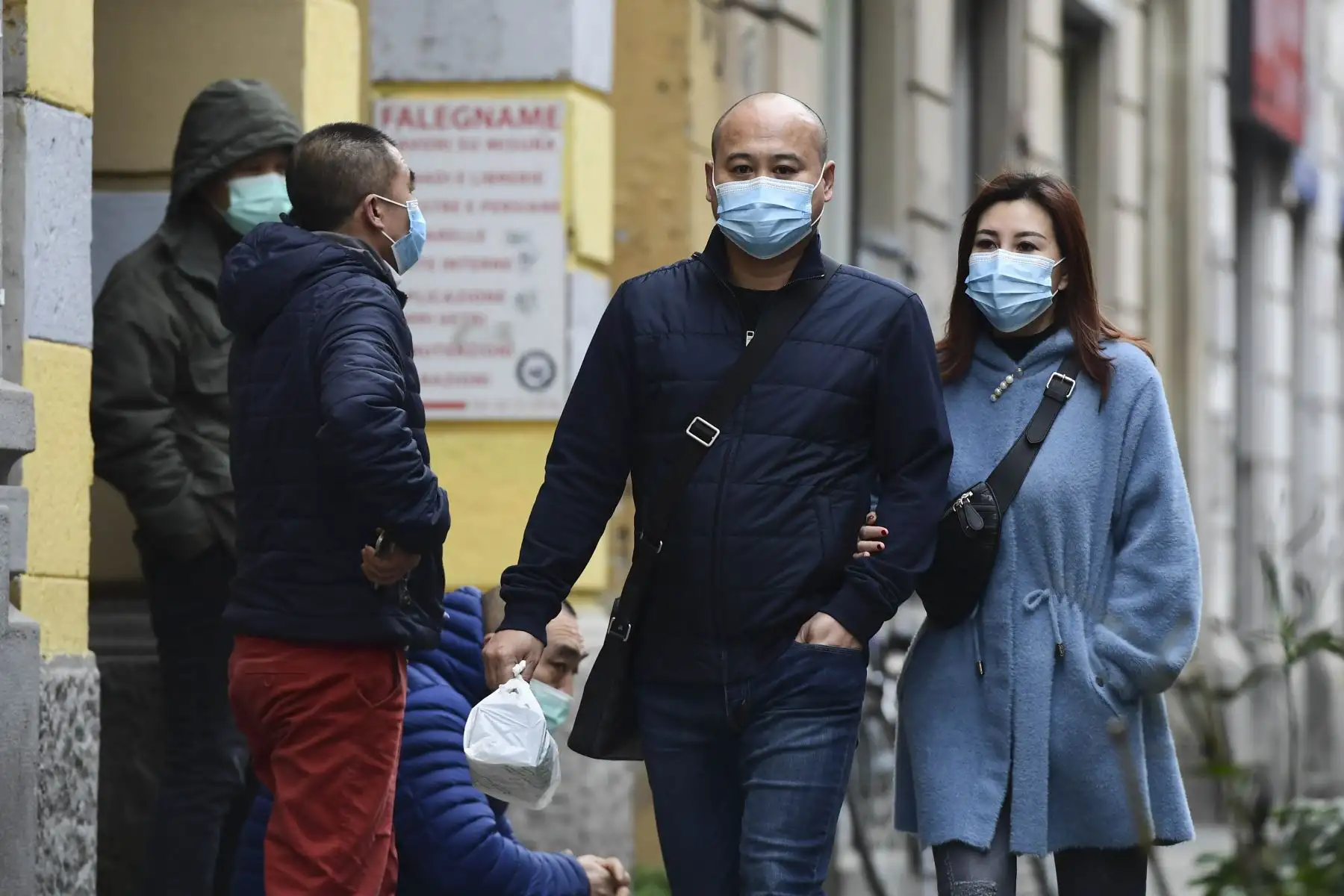 Las personas que usan máscaras respiratorias caminan en una calle del distrito chino de Milán .La decisión de cerrar las tiendas fue tomada por la comunidad china de la ciudad de Milán como consecuencia de la situación de salud actual, luego del brote. del nuevo coronavirus.Foto: AFP
