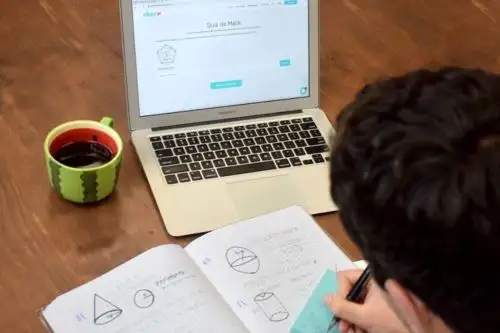 Check es una plataforma digital, disponible actualmente para el nivel secundario en las materias de matemáticas y ciencias, que busca reemplazar los textos tradicionales