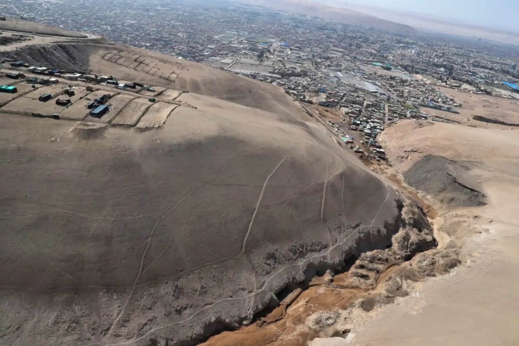 Presidente Martín Vizcarra realiza sobrevuelo de supervisión en la Quebrada del Diablo (Tacna). Foto: ANDINA/ Prensa Presidencia
