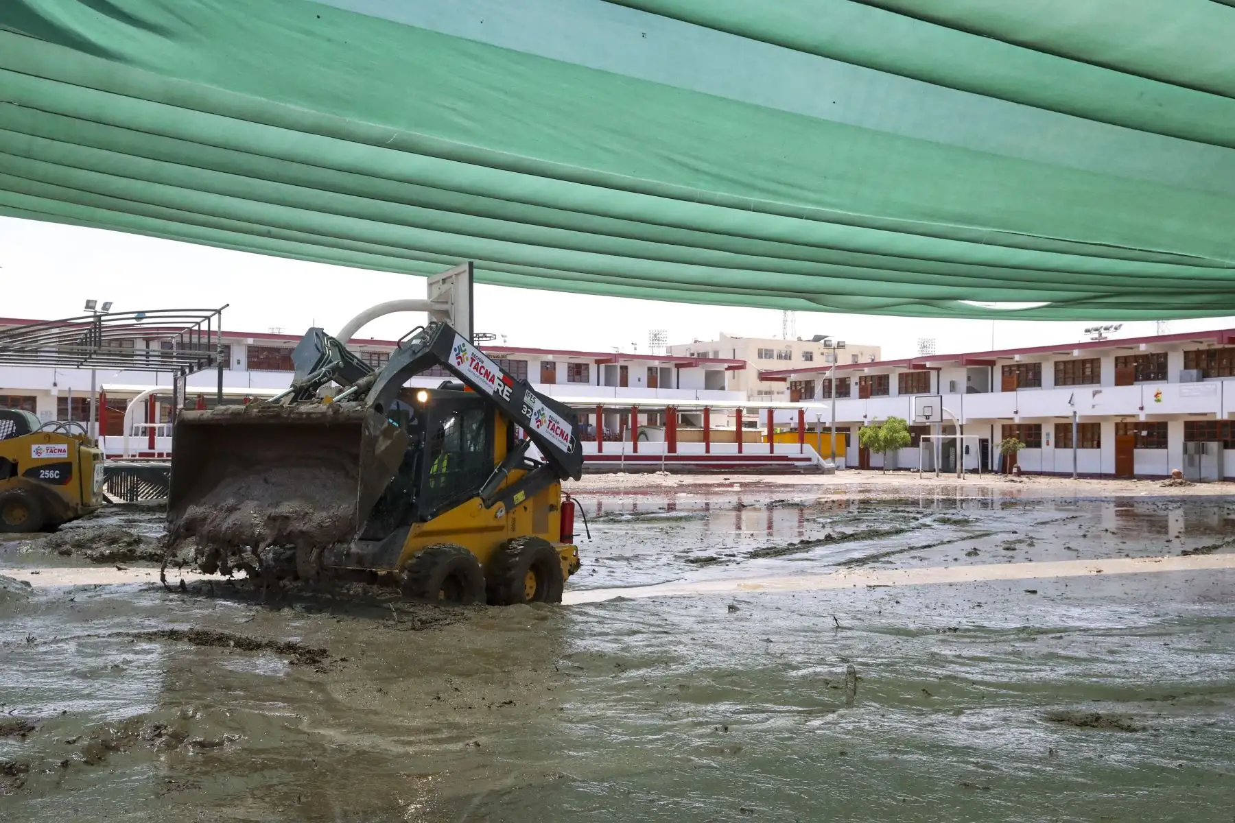 El Presidente de la República, Martín Vizcarra, arribó a la región Tacna para supervisar y evaluar las acciones multisectoriales en apoyo a los damnificados por las fuertes lluvias y posterior huaico que afectaron esta zona del país. Foto: ANDINA/Prensa Presidencia