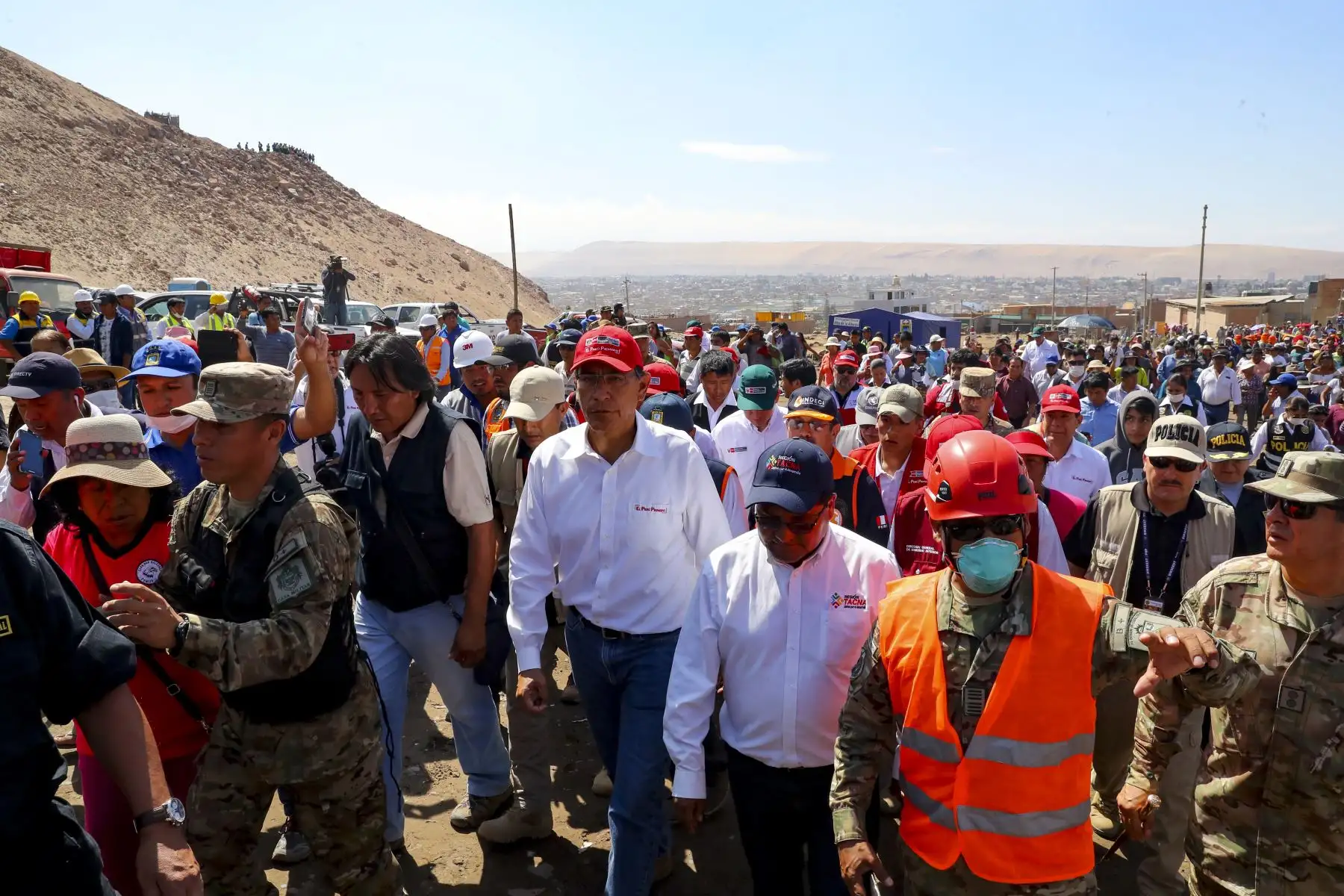 El Presidente de la República, Martín Vizcarra, arribó a la región Tacna para supervisar y evaluar las acciones multisectoriales en apoyo a los damnificados por las fuertes lluvias y posterior huaico que afectaron esta zona del país. Foto: ANDINA/Prensa Presidencia