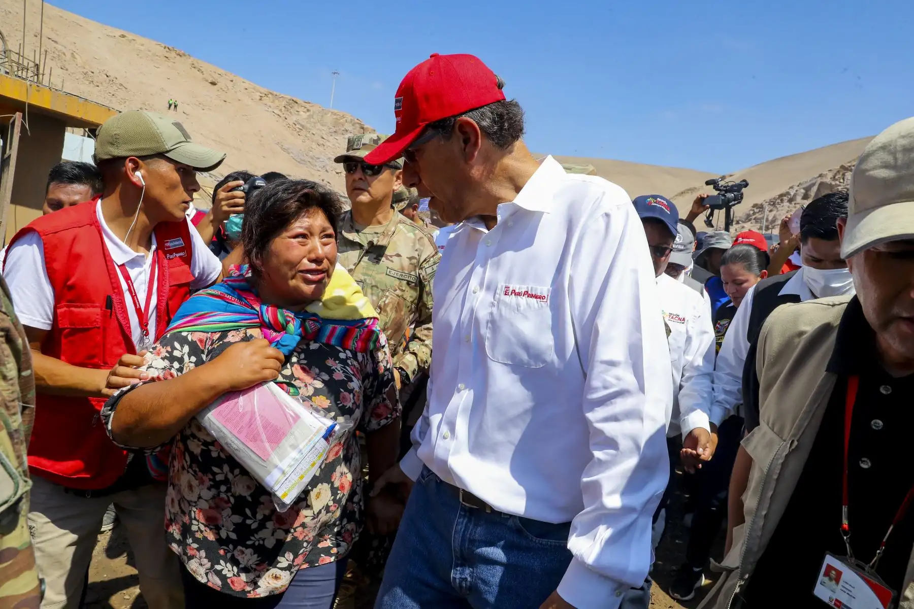 El Presidente de la República, Martín Vizcarra, arribó a la región Tacna para supervisar y evaluar las acciones multisectoriales en apoyo a los damnificados por las fuertes lluvias y posterior huaico que afectaron esta zona del país. Foto: ANDINA/Prensa Presidencia