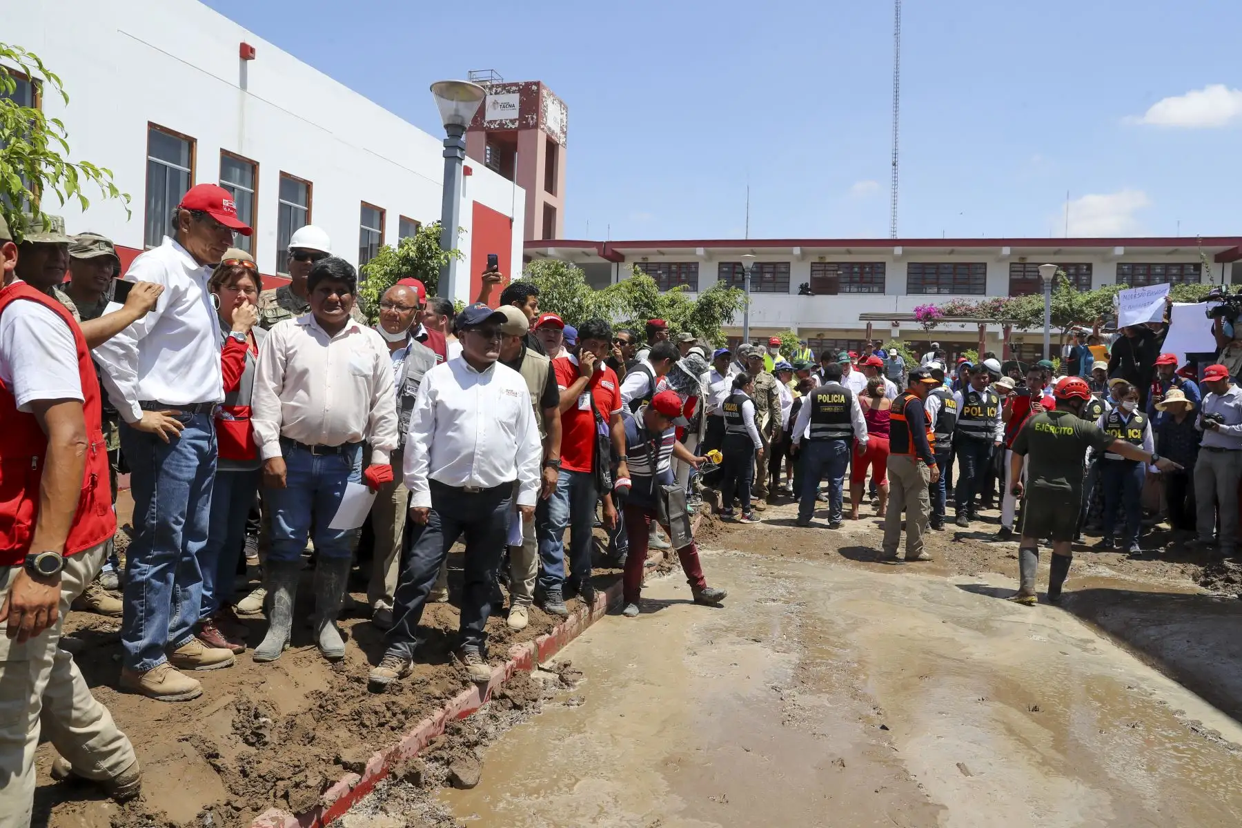 El Presidente de la República, Martín Vizcarra, arribó a la región Tacna para supervisar y evaluar las acciones multisectoriales en apoyo a los damnificados por las fuertes lluvias y posterior huaico que afectaron esta zona del país. Foto: ANDINA/Prensa Presidencia