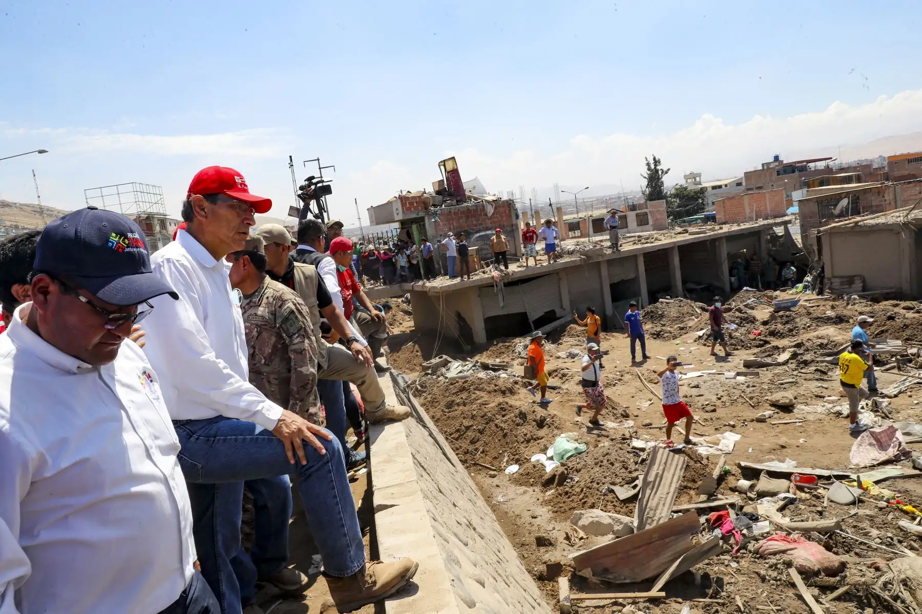 El Presidente de la República, Martín Vizcarra, arribó a la región Tacna para supervisar y evaluar las acciones multisectoriales en apoyo a los damnificados por las fuertes lluvias y posterior huaico que afectaron esta zona del país. Foto: ANDINA/Prensa Presidencia