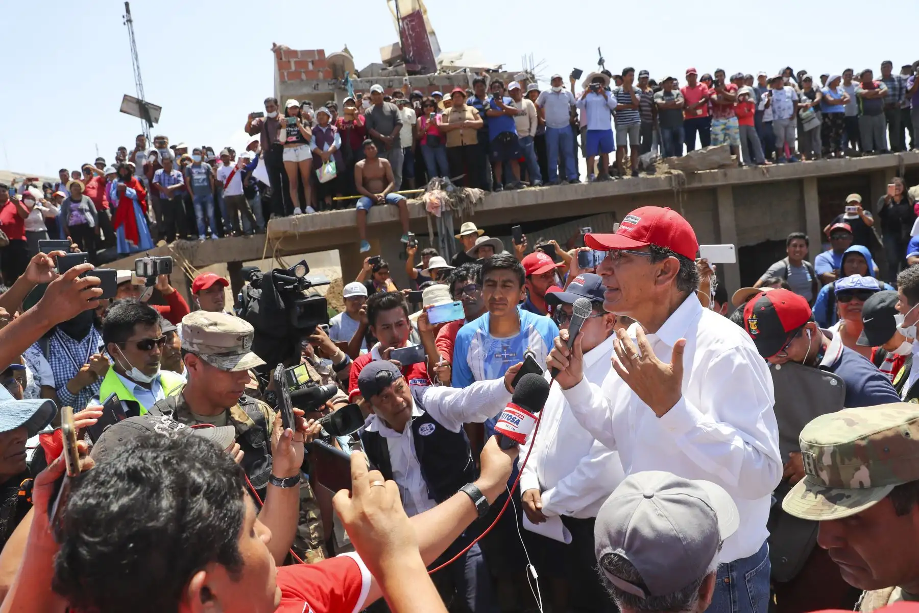 El Presidente de la República, Martín Vizcarra, arribó a la región Tacna para supervisar y evaluar las acciones multisectoriales en apoyo a los damnificados por las fuertes lluvias y posterior huaico que afectaron esta zona del país. Foto: ANDINA/Prensa Presidencia